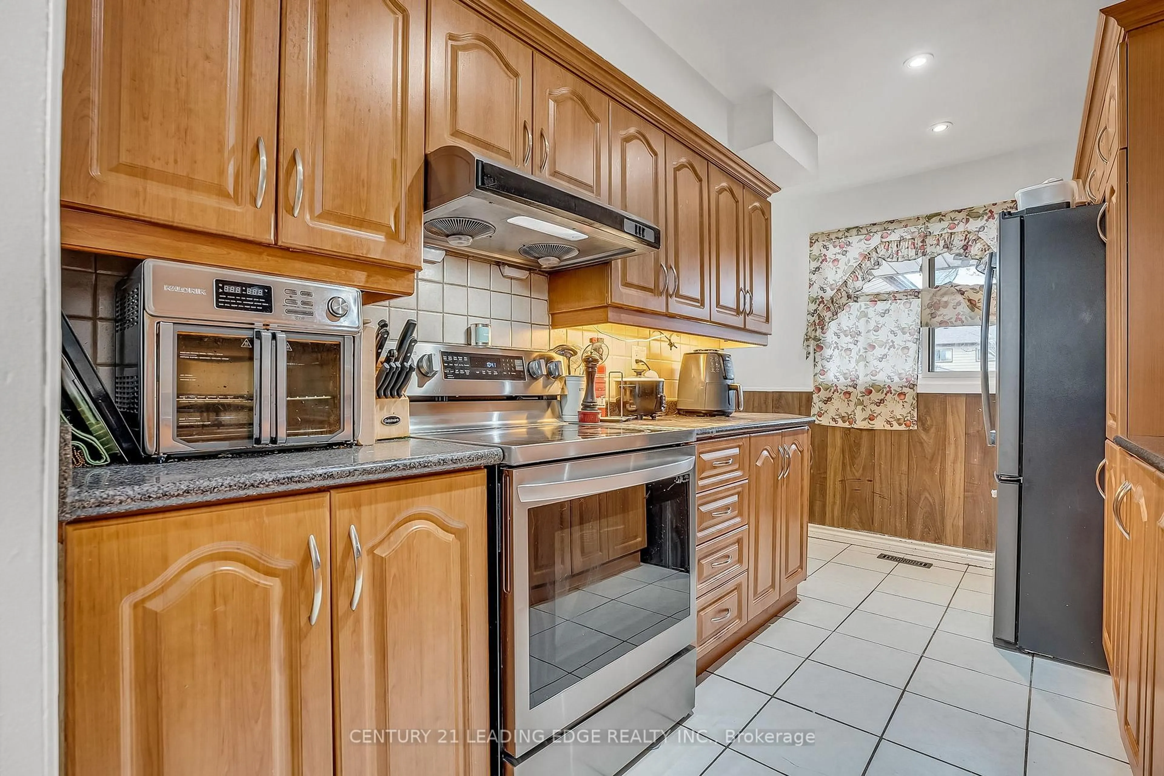 Standard kitchen, ceramic/tile floor for 27 Bradstone Sq, Toronto Ontario M1B 1W1