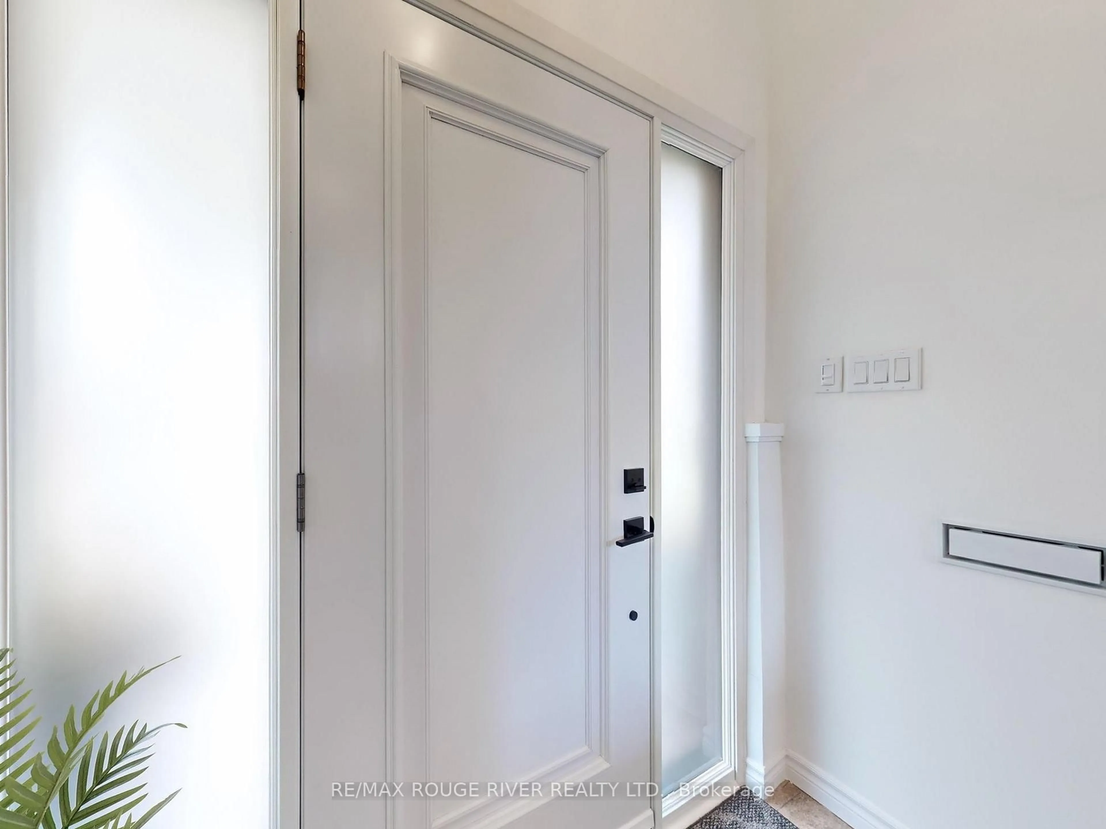 Indoor entryway for 261 Koning Crt, Toronto Ontario M1C 2S7