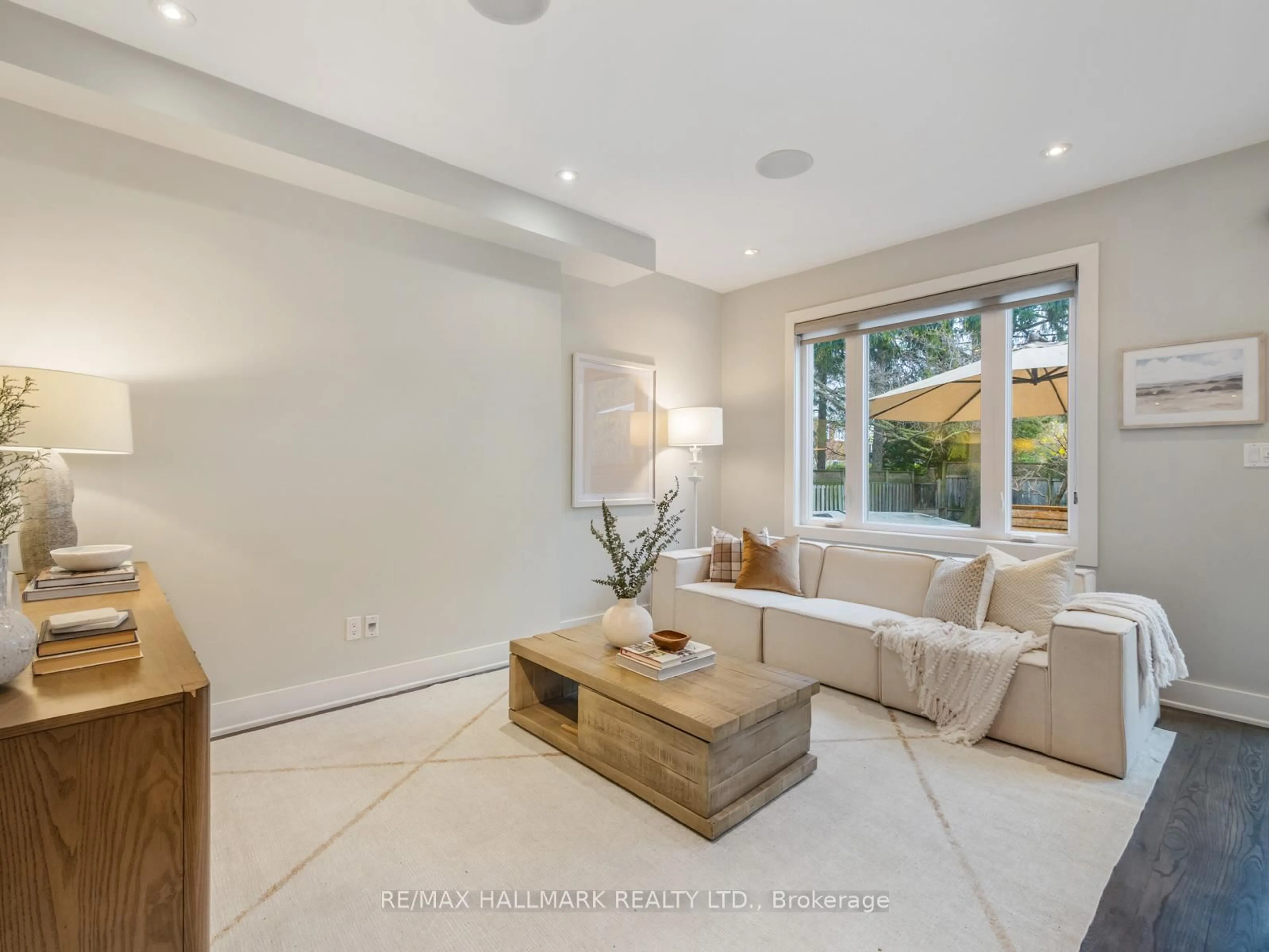Living room with furniture, ceramic/tile floor for 15 Briar Dale Blvd, Toronto Ontario M1N 1Z3