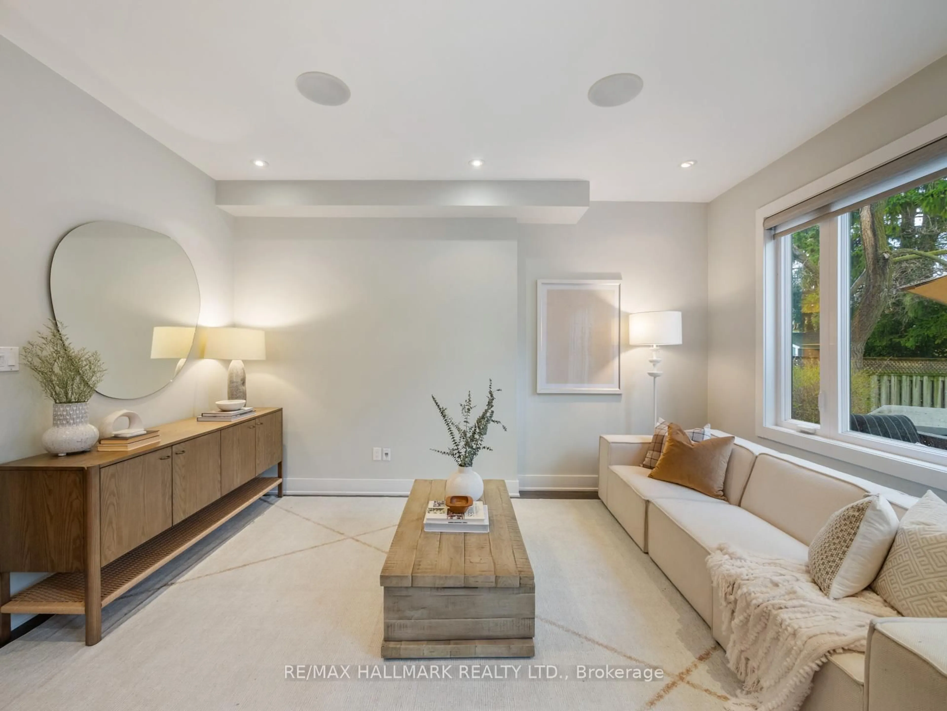 Living room with furniture, unknown for 15 Briar Dale Blvd, Toronto Ontario M1N 1Z3