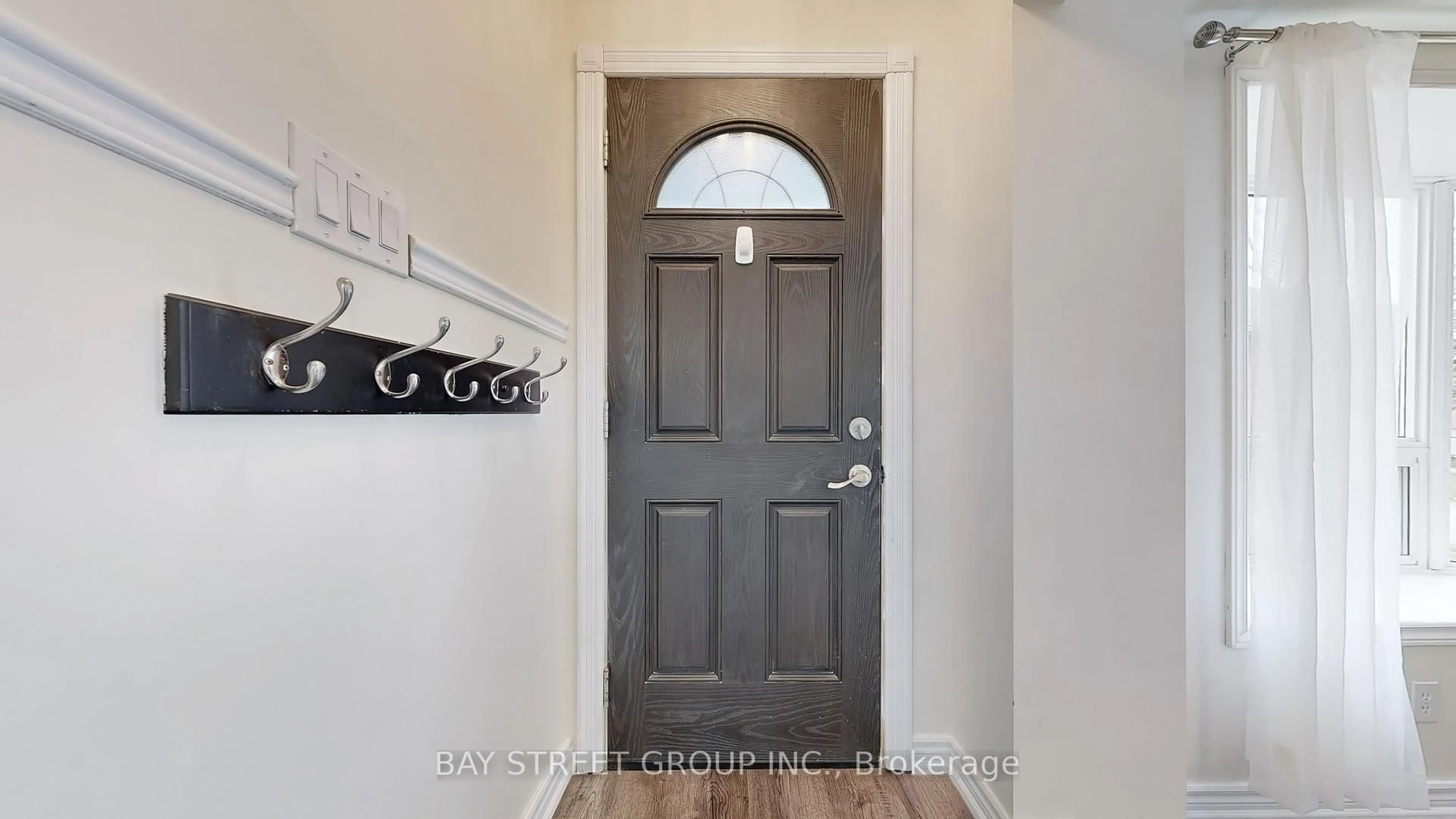 Indoor entryway for 14 Barrow Crt, Whitby Ontario L1P 1E4