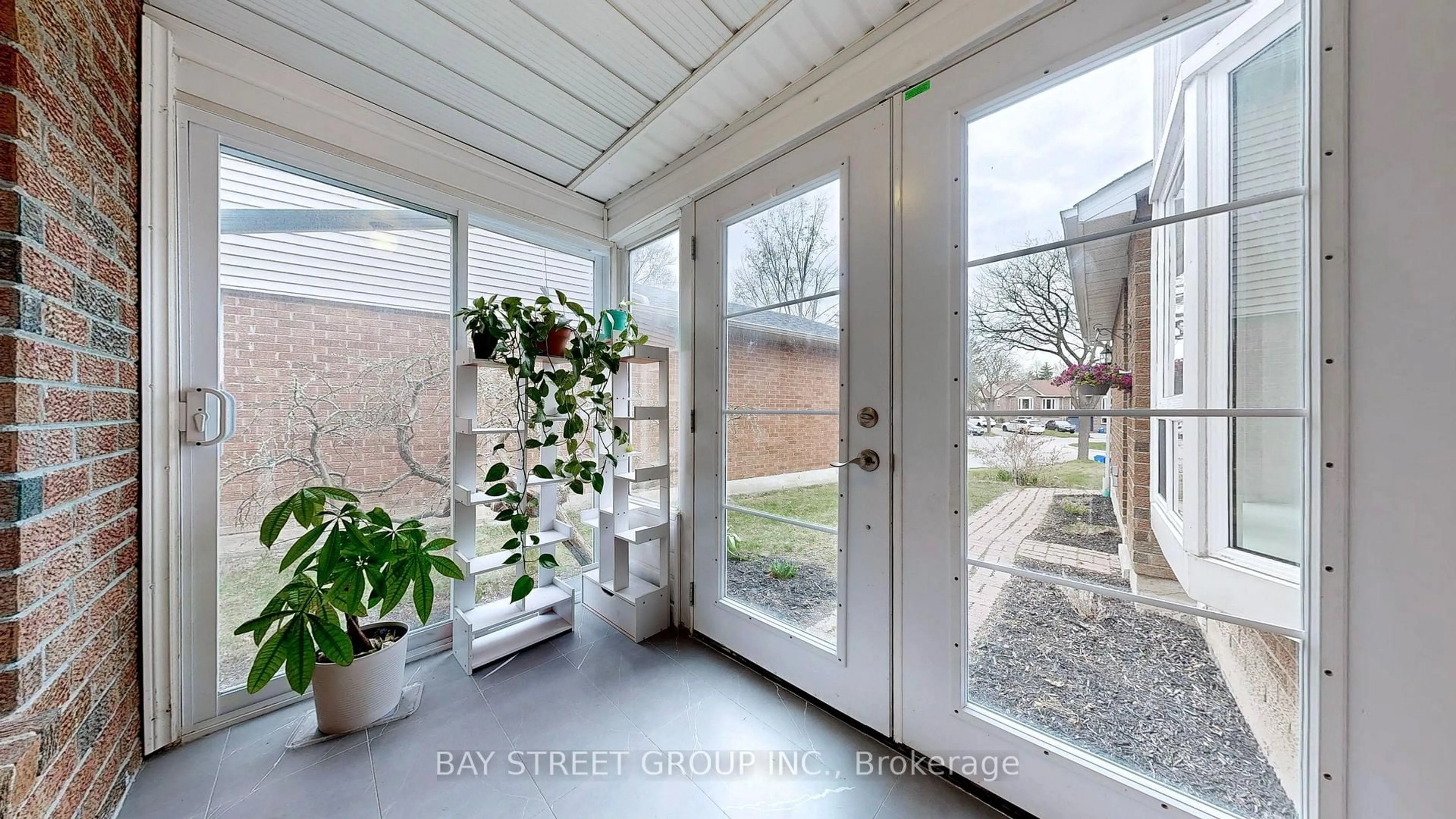 Indoor entryway for 14 Barrow Crt, Whitby Ontario L1P 1E4