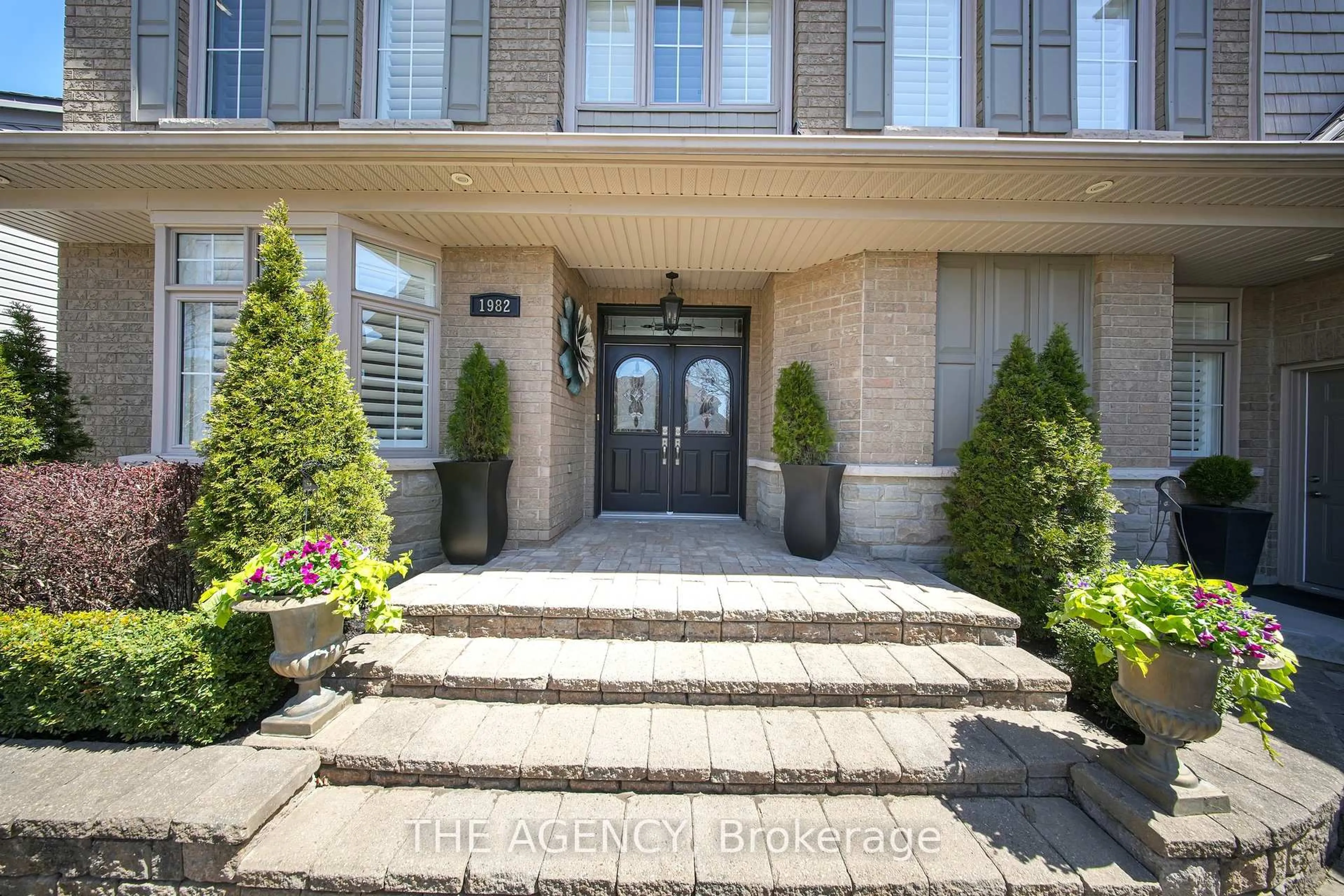 Indoor entryway for 1982 Solar Pl, Oshawa Ontario L1L 0A3