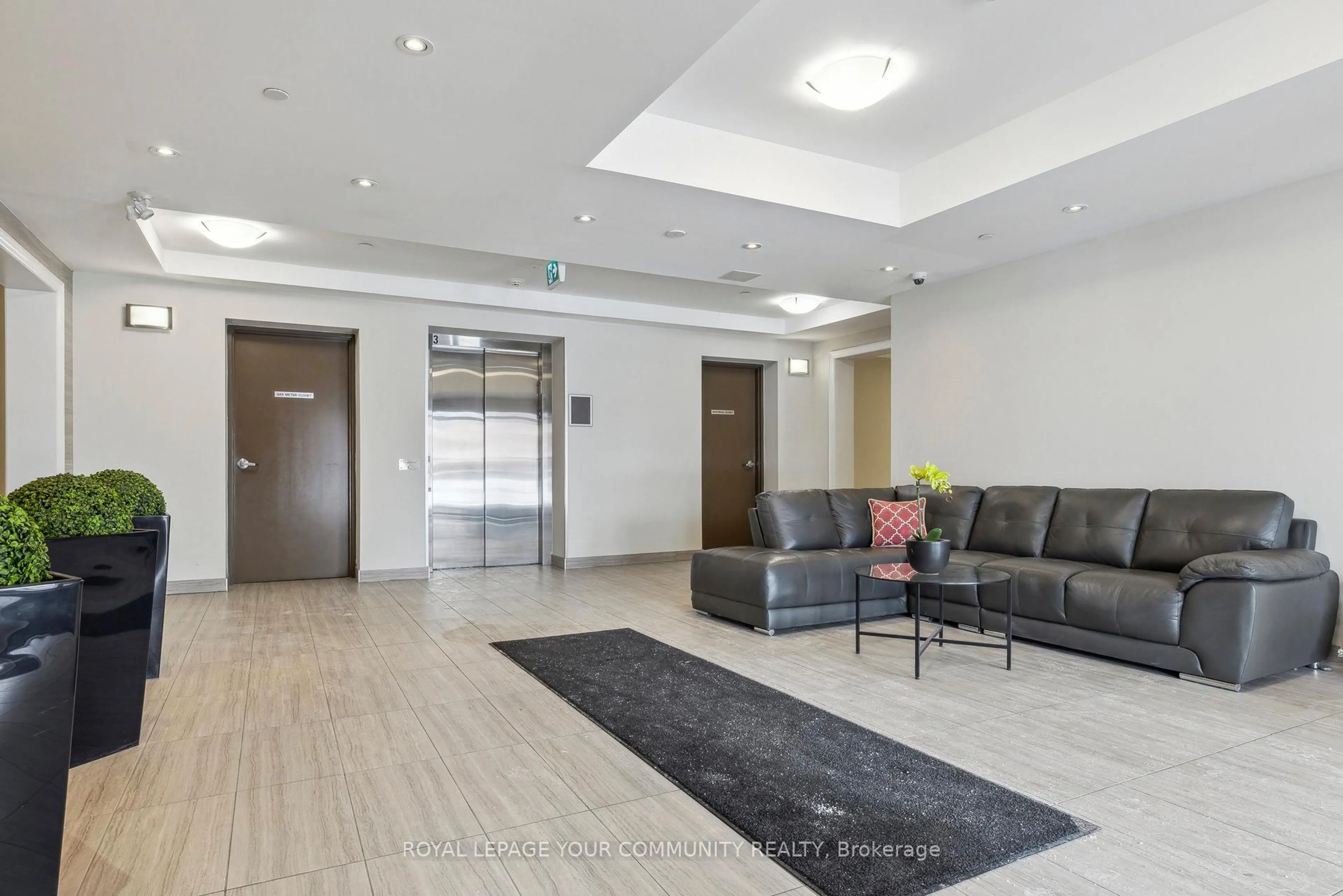 Indoor foyer for 80 Aspen Springs Dr #102, Clarington Ontario L1C 0V4