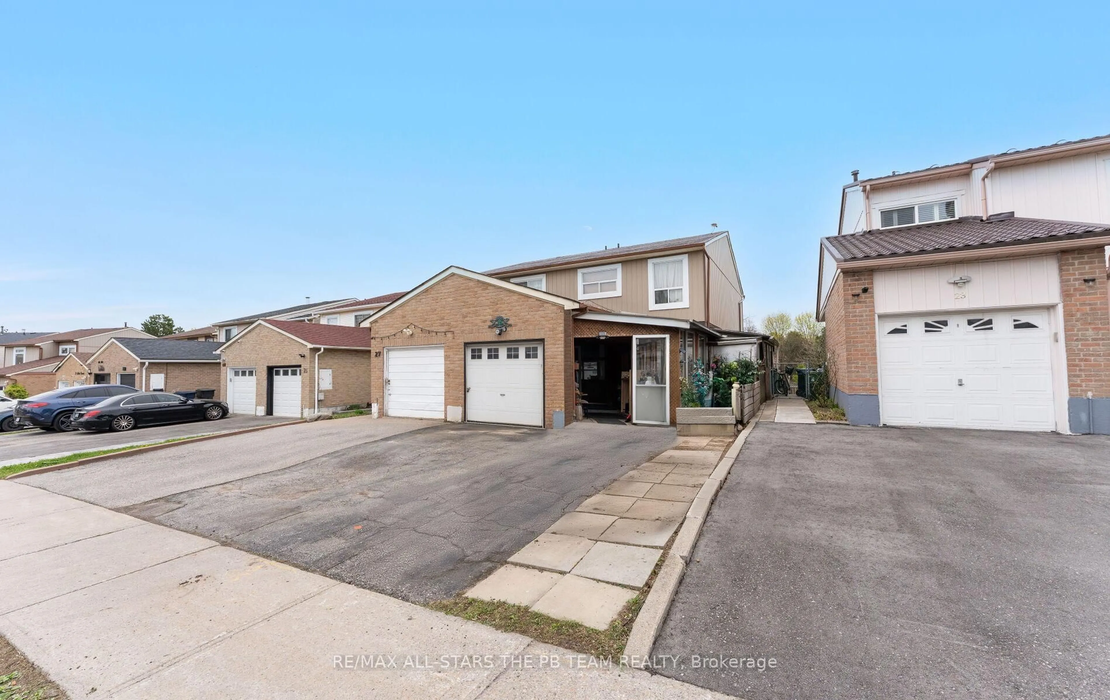 A pic from outside/outdoor area/front of a property/back of a property/a pic from drone, street for 25 Nabob Cres, Toronto Ontario M1B 2Z1