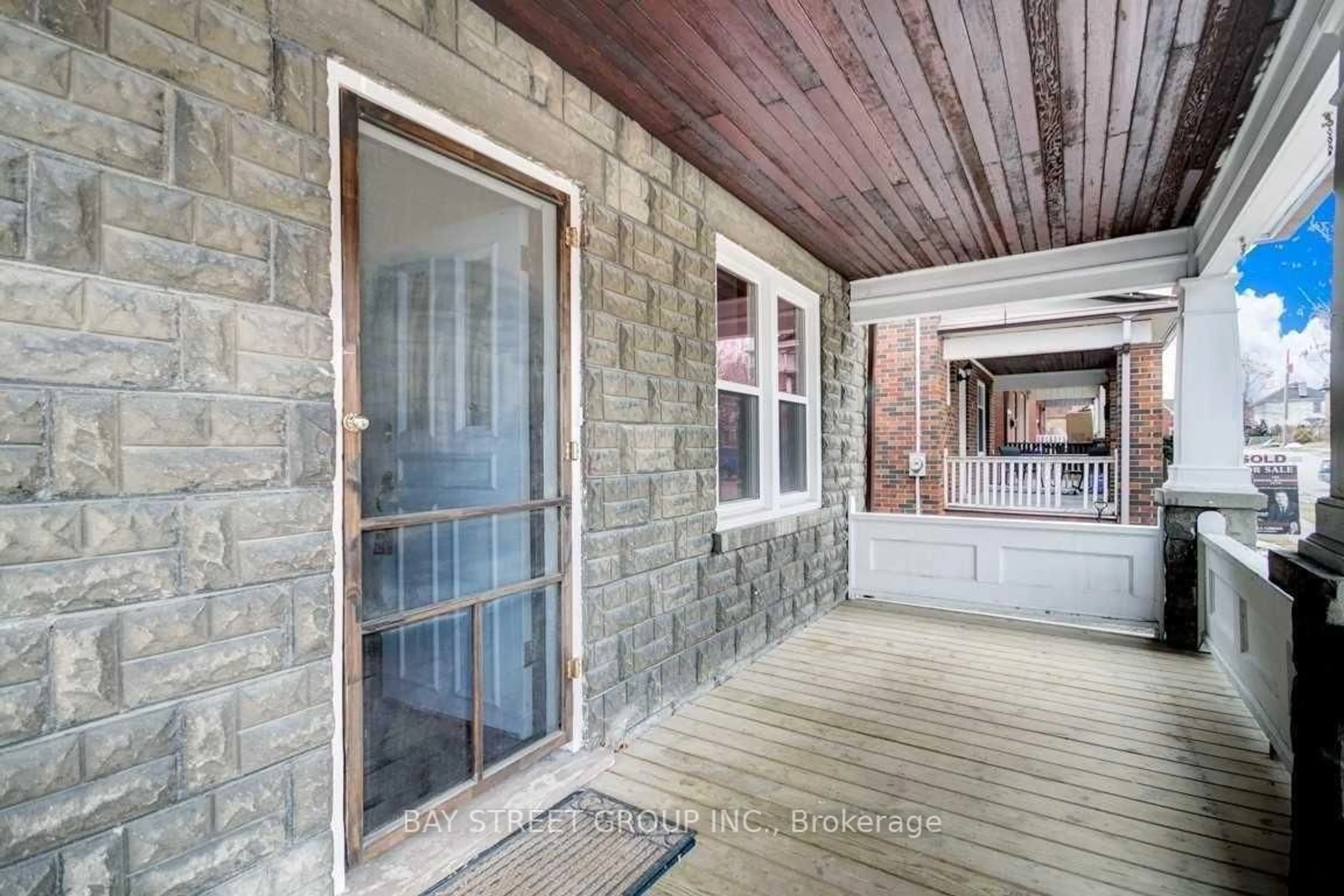 Unknown for 125 Agnes St, Oshawa Ontario L1G 1V3
