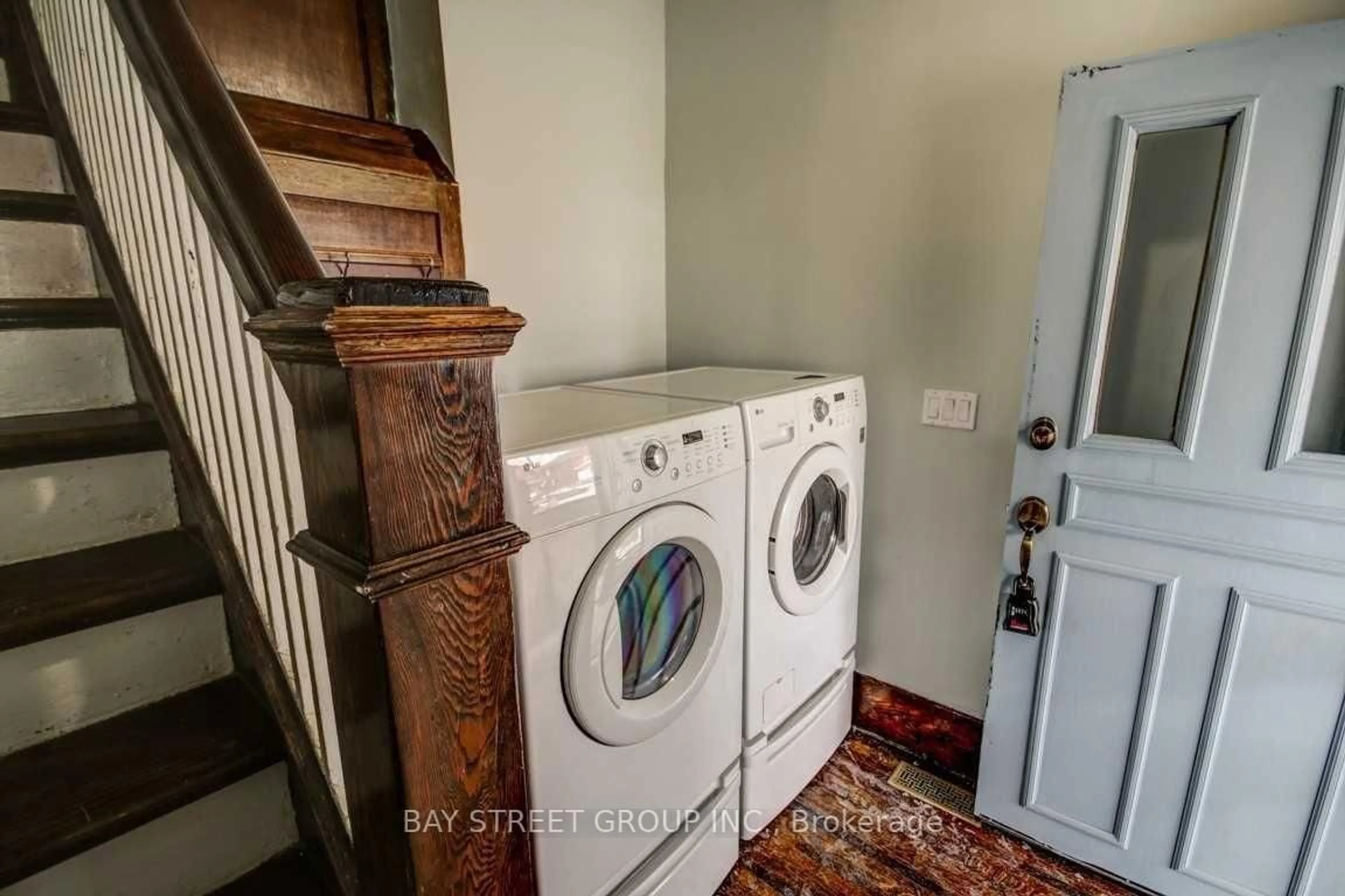 Laundry room for 125 Agnes St, Oshawa Ontario L1G 1V3