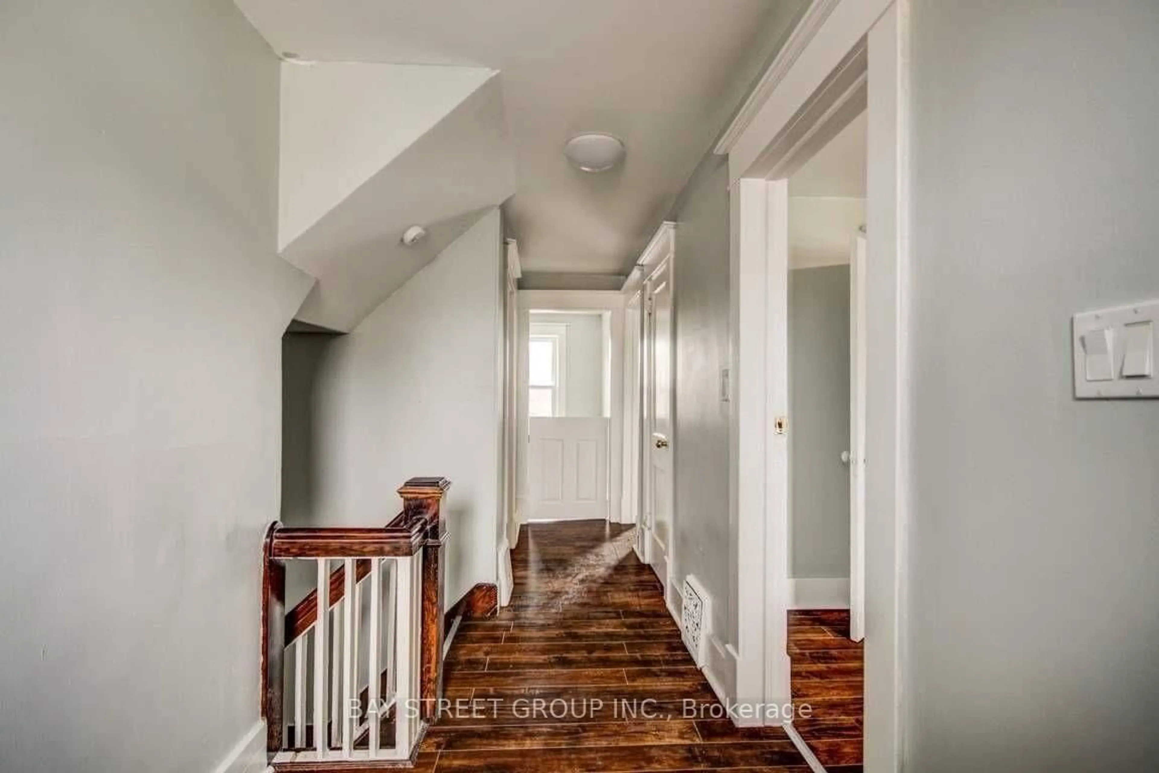 Indoor entryway for 125 Agnes St, Oshawa Ontario L1G 1V3