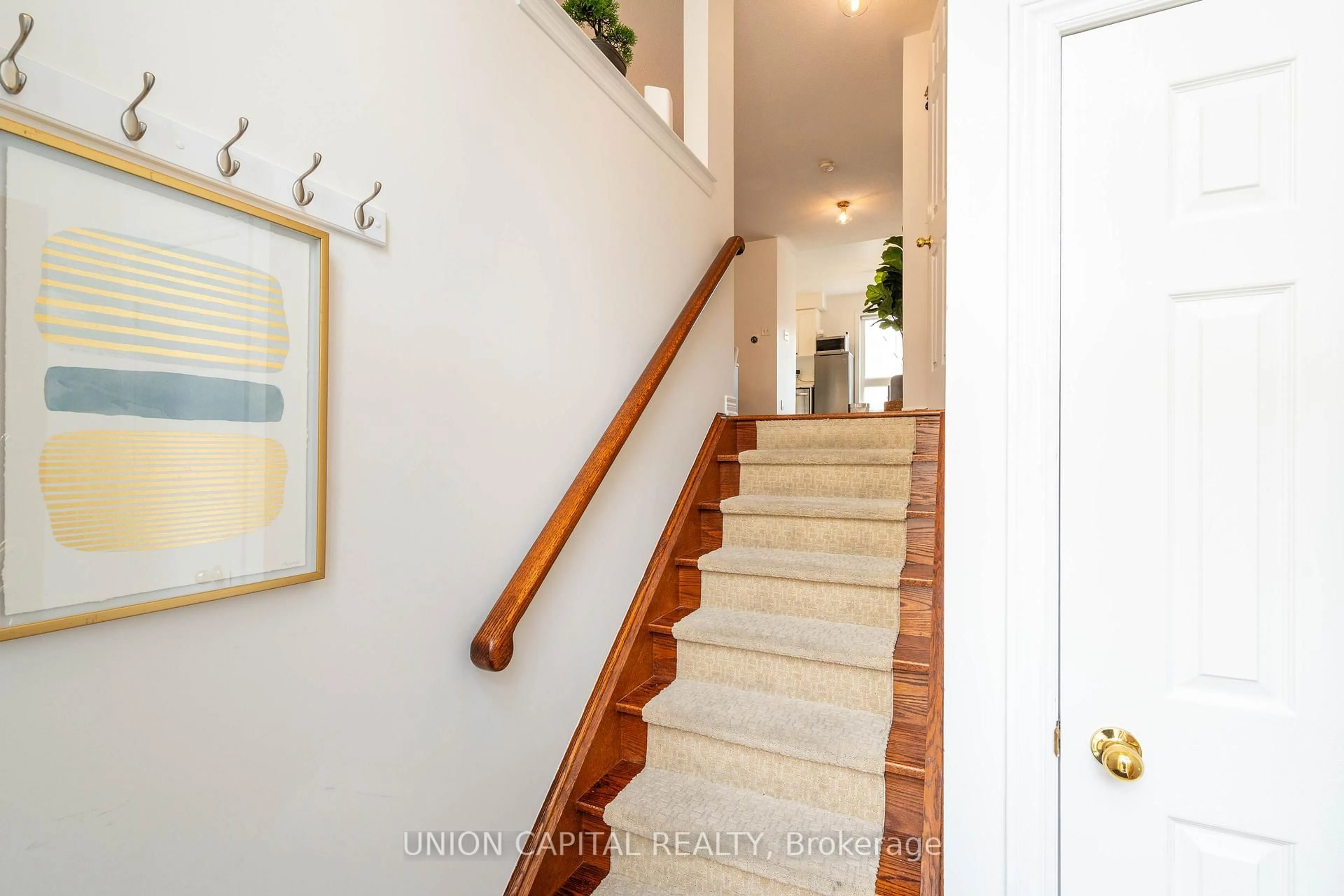 Indoor entryway for 33 Ignatius Lane, Toronto Ontario M1E 0A2
