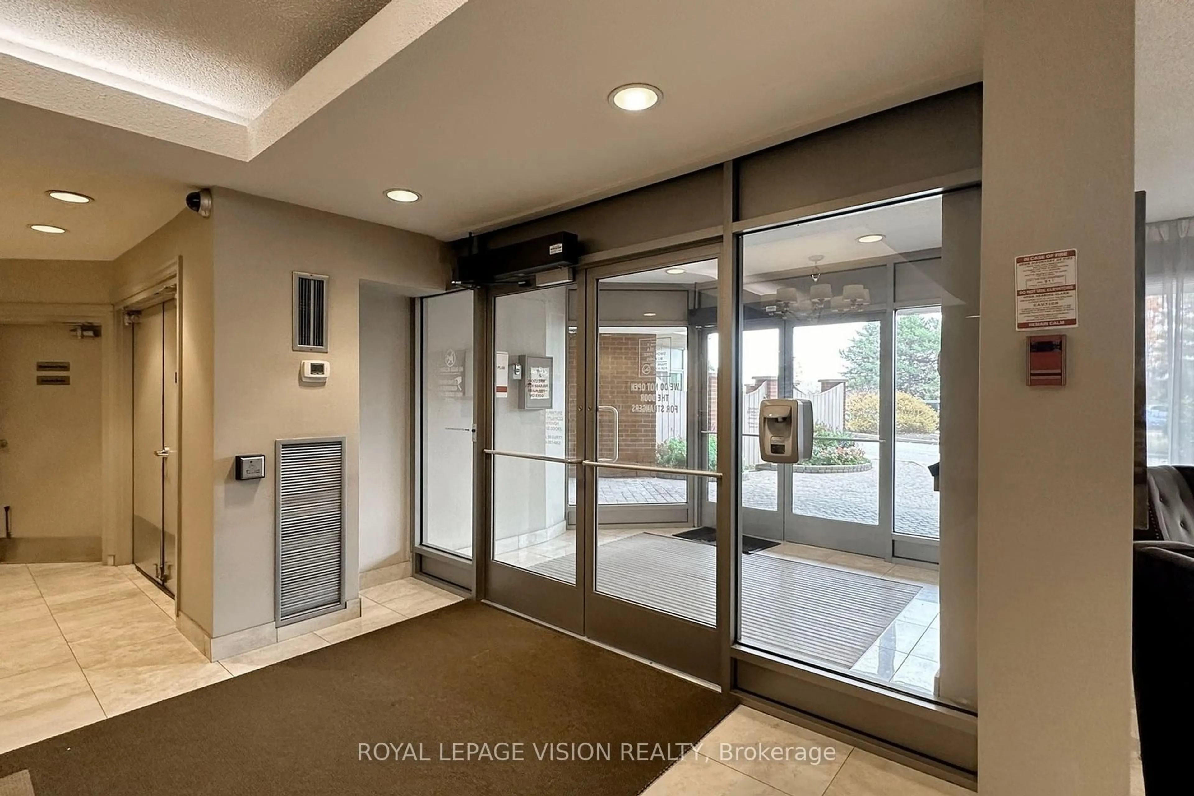 Indoor foyer for 20 Dean Park #401, Toronto Ontario M1B 3G9