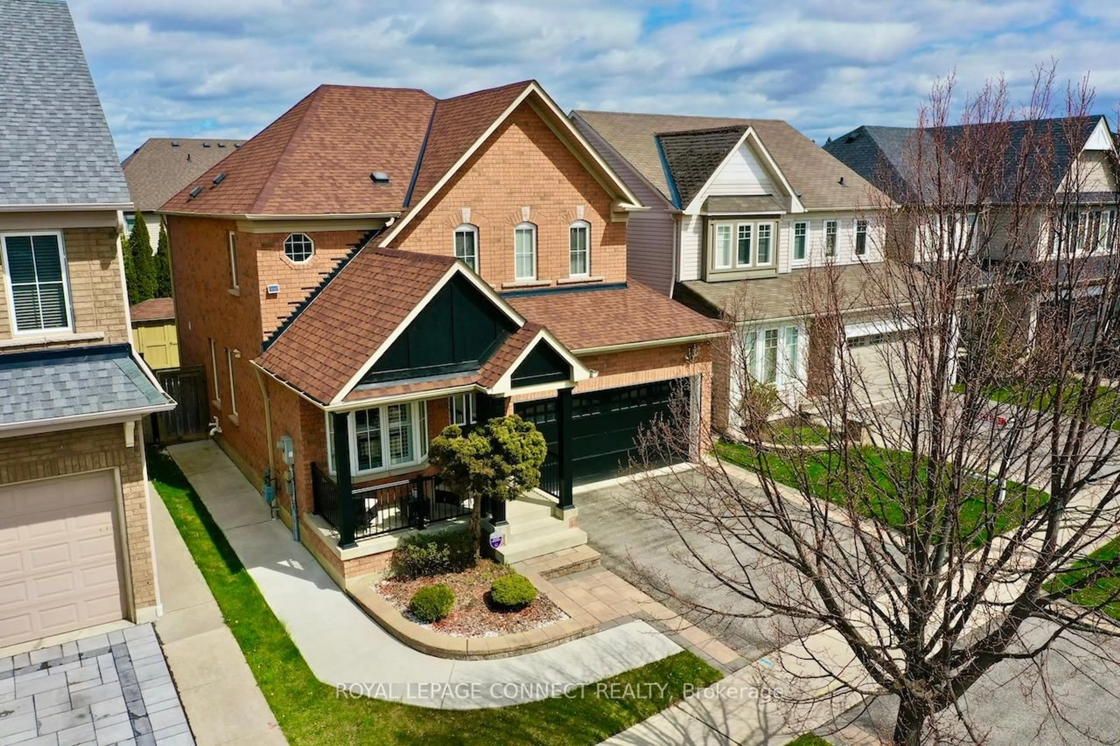 A pic from outside/outdoor area/front of a property/back of a property/a pic from drone, street for 4 Ryder Cres, Ajax Ontario L1Z 1Y2