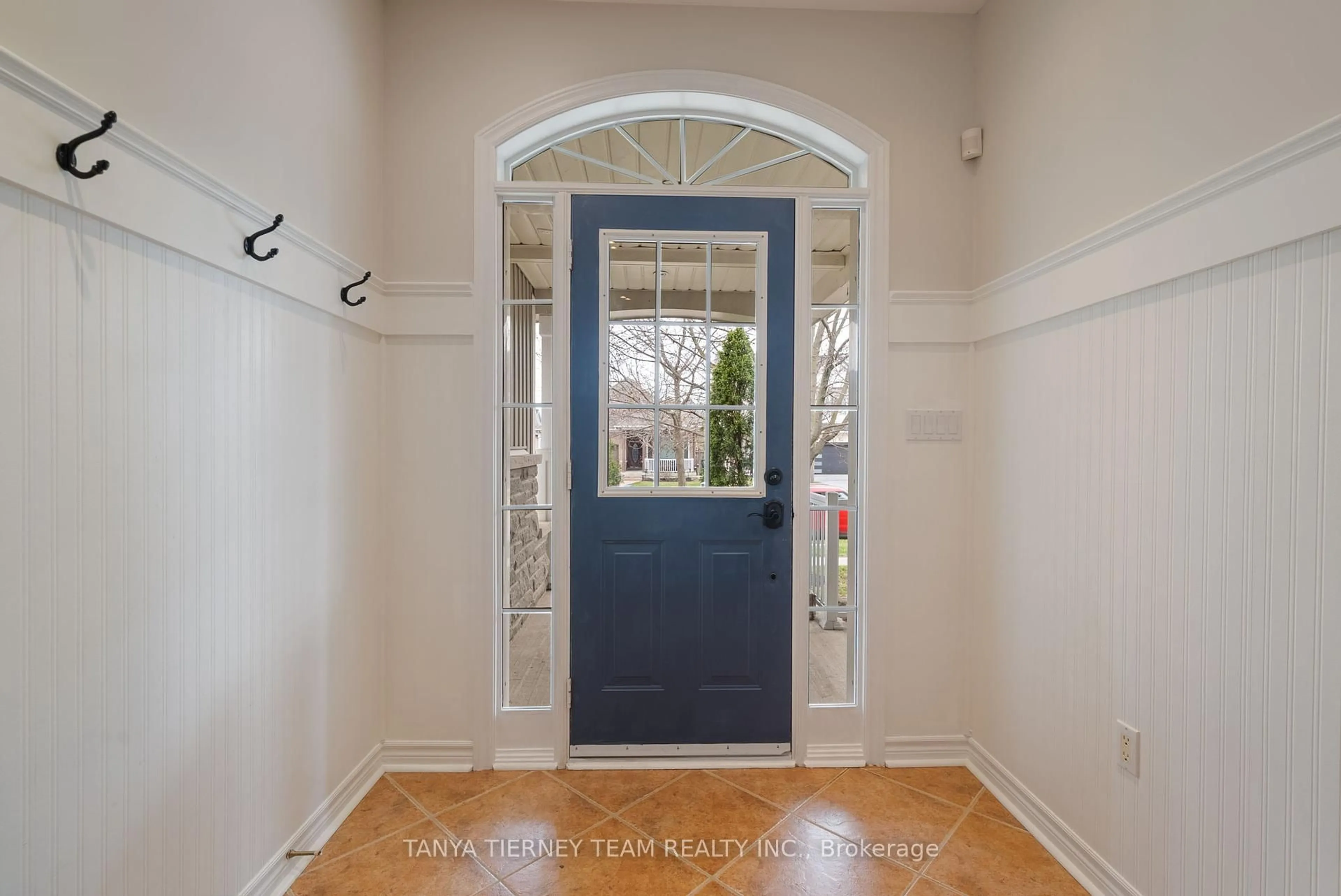 Indoor entryway for 364 Carnwith Dr, Whitby Ontario L1M 2M1