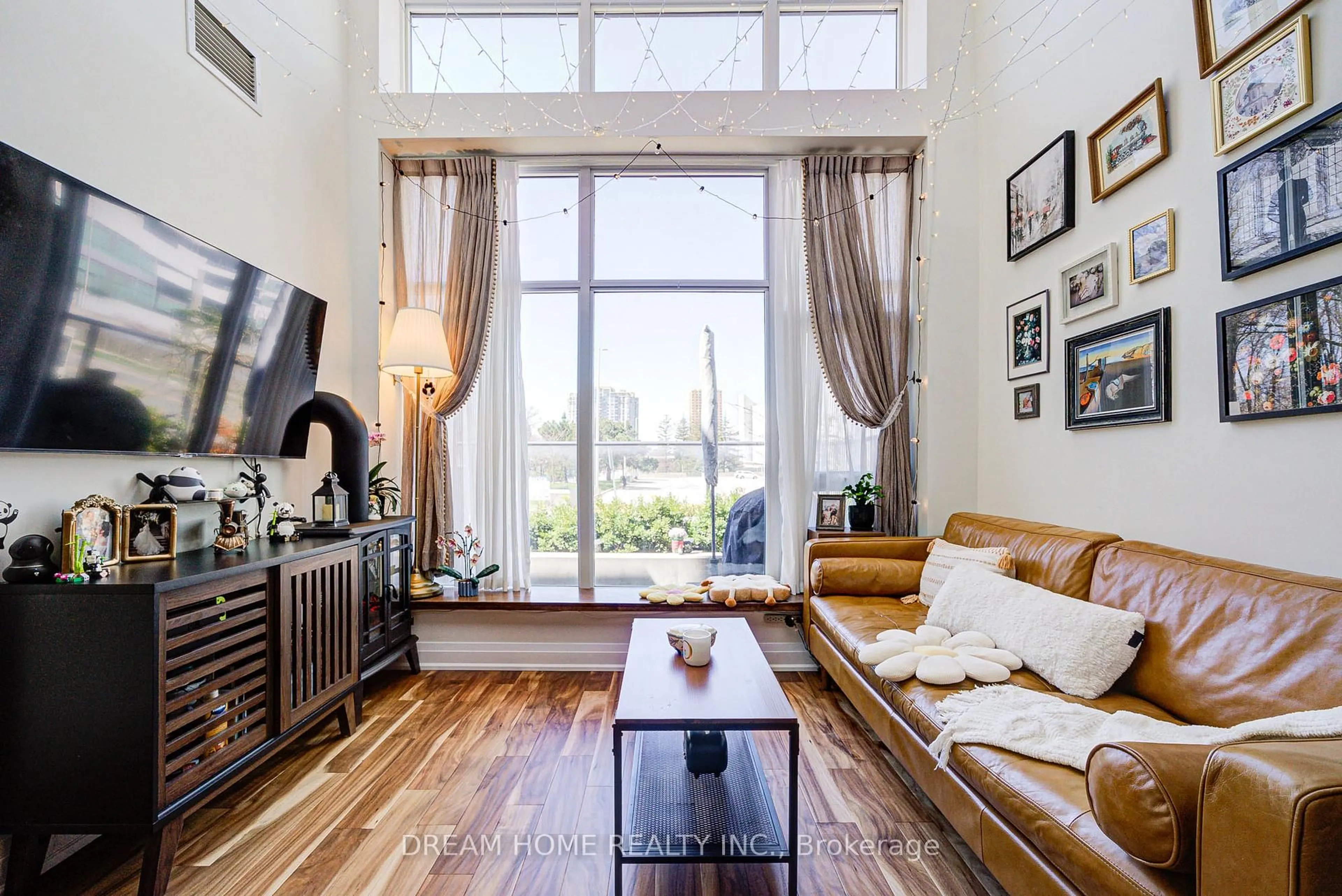 Living room with furniture, wood/laminate floor for 1 Town Centre Crt, Toronto Ontario M1P 0B3