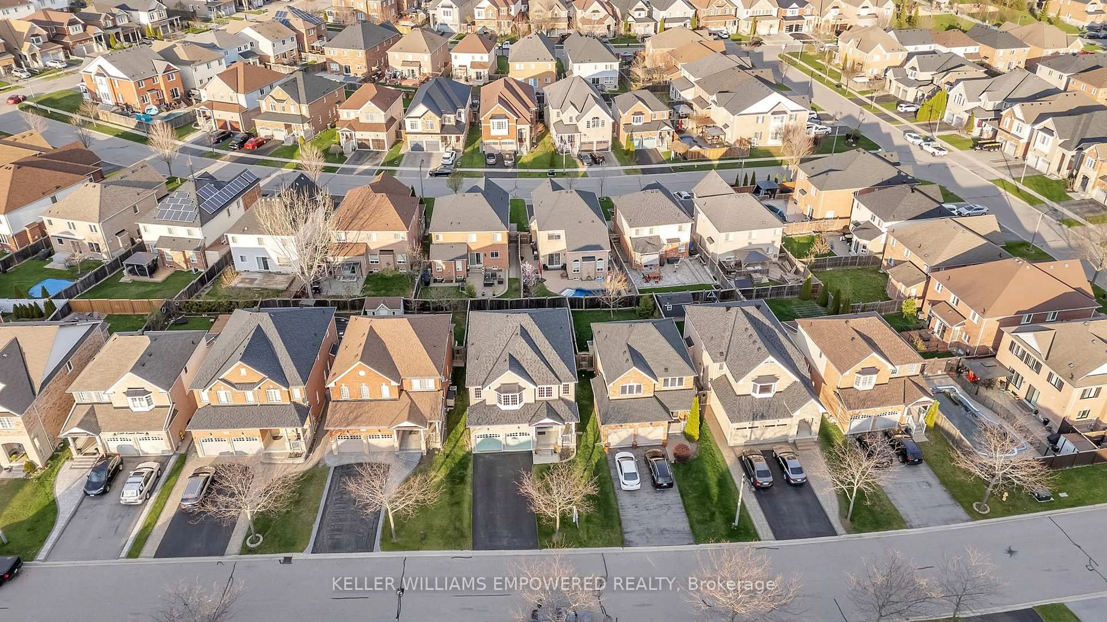 A pic from outside/outdoor area/front of a property/back of a property/a pic from drone, street for 1581 Pennel Dr, Oshawa Ontario L1K 0J9