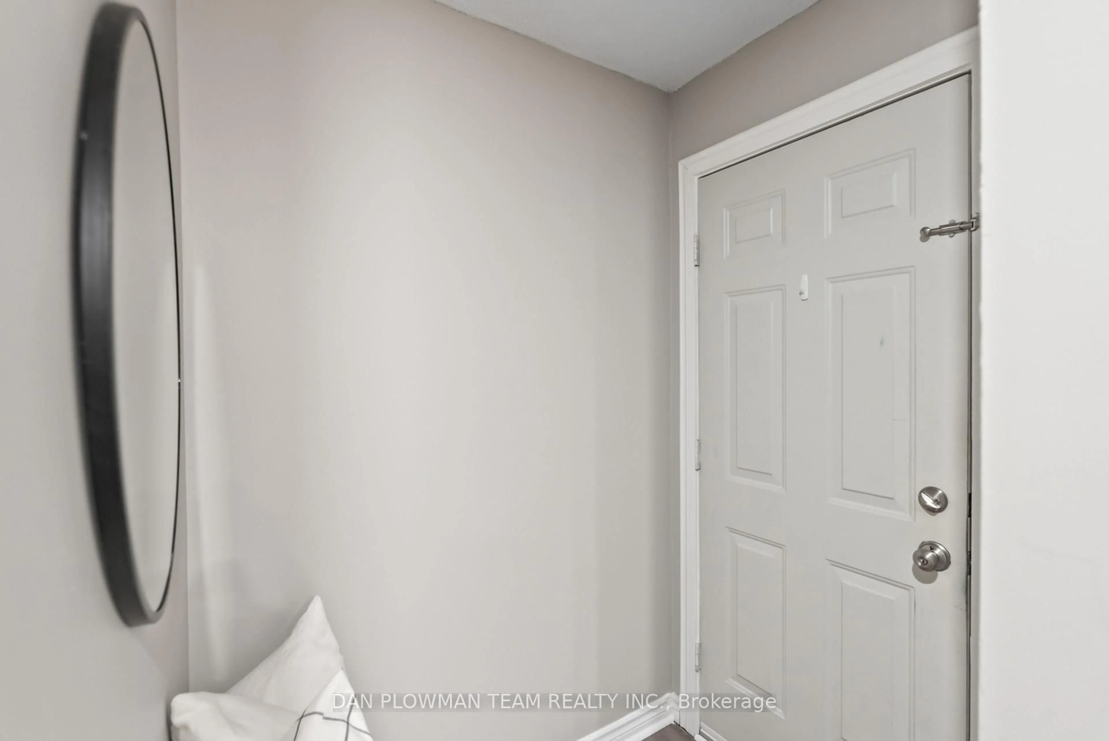 A pic of a room for 979 Southgate Dr, Oshawa Ontario L1H 7Z7