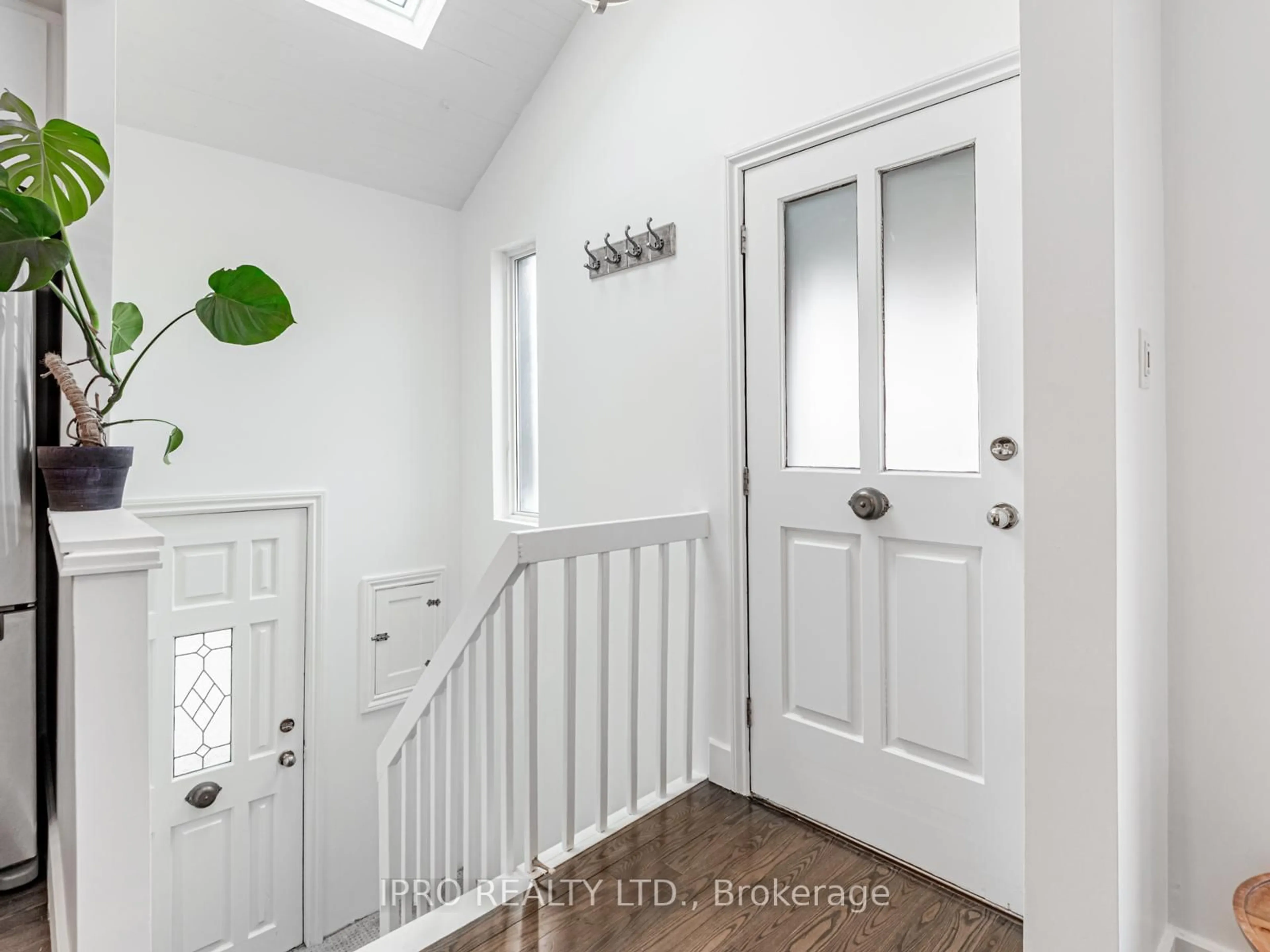 Indoor entryway for 21 Galbraith Ave, Toronto Ontario M4B 2B4
