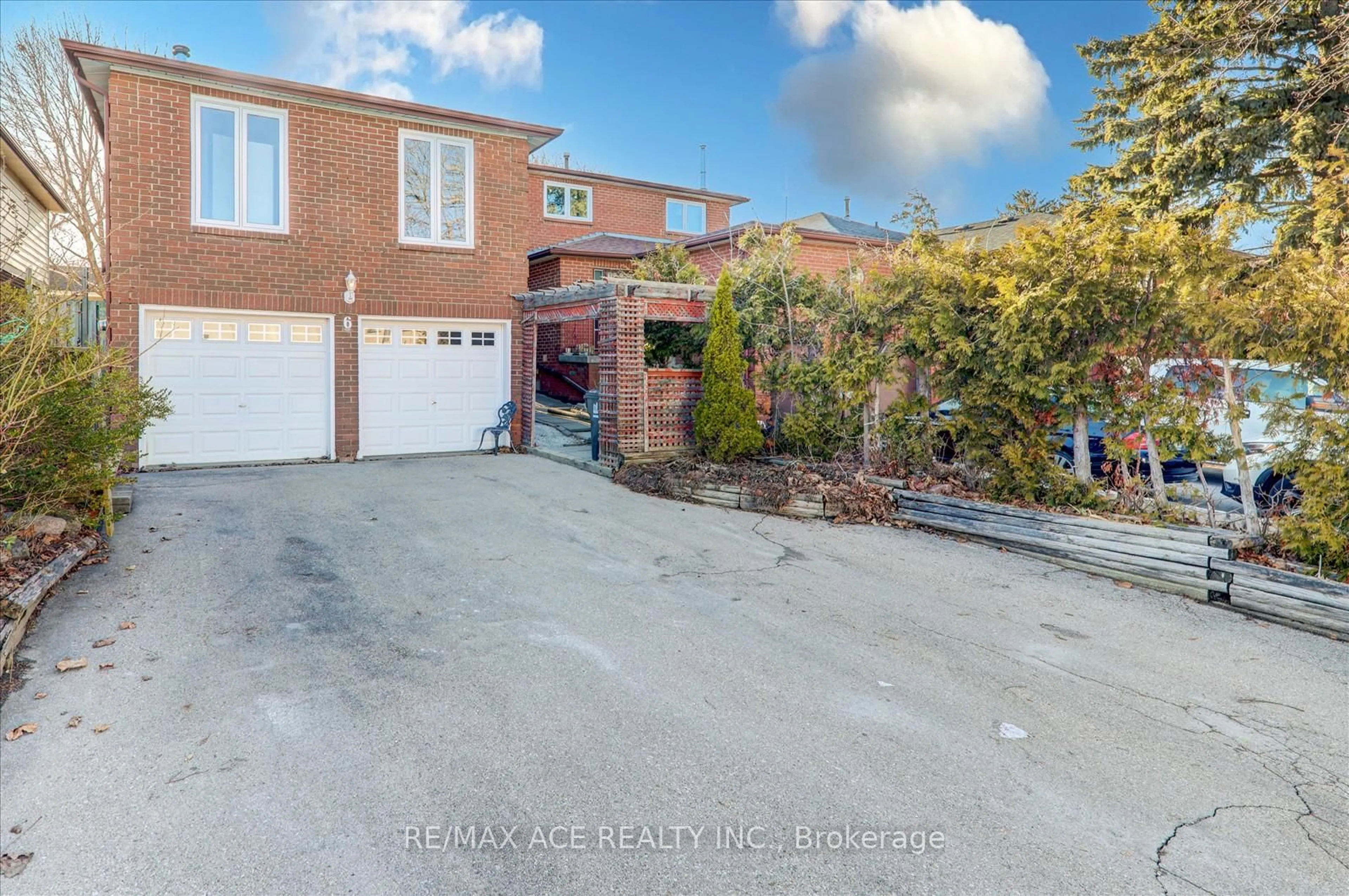A pic from outside/outdoor area/front of a property/back of a property/a pic from drone, street for 6 Rockwood Dr, Toronto Ontario M1M 3N1