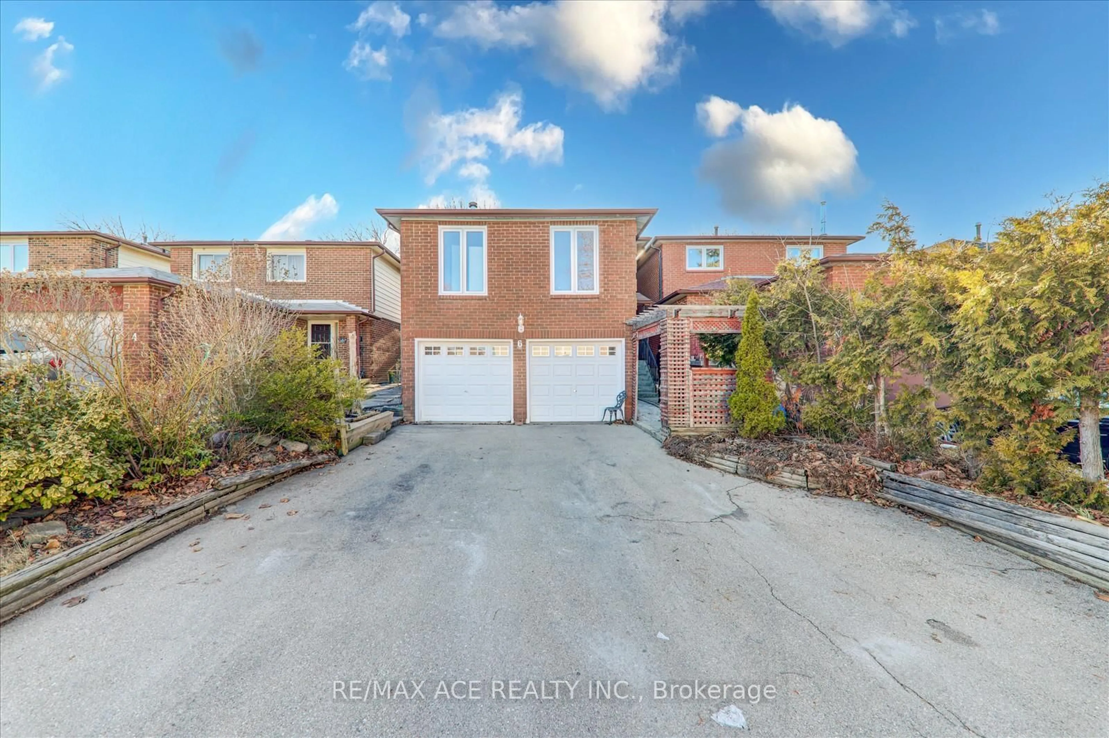 A pic from outside/outdoor area/front of a property/back of a property/a pic from drone, street for 6 Rockwood Dr, Toronto Ontario M1M 3N1