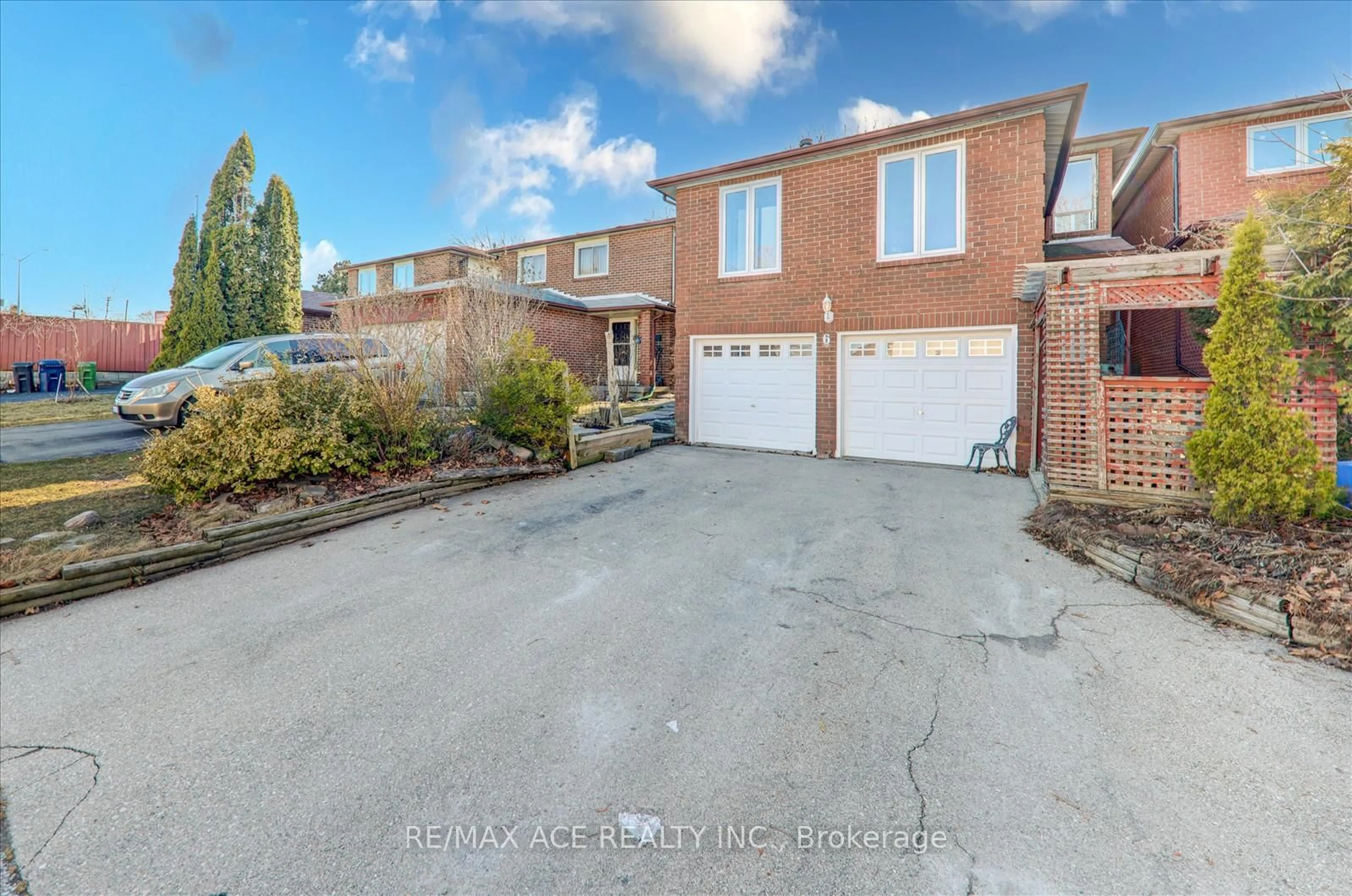 A pic from outside/outdoor area/front of a property/back of a property/a pic from drone, street for 6 Rockwood Dr, Toronto Ontario M1M 3N1