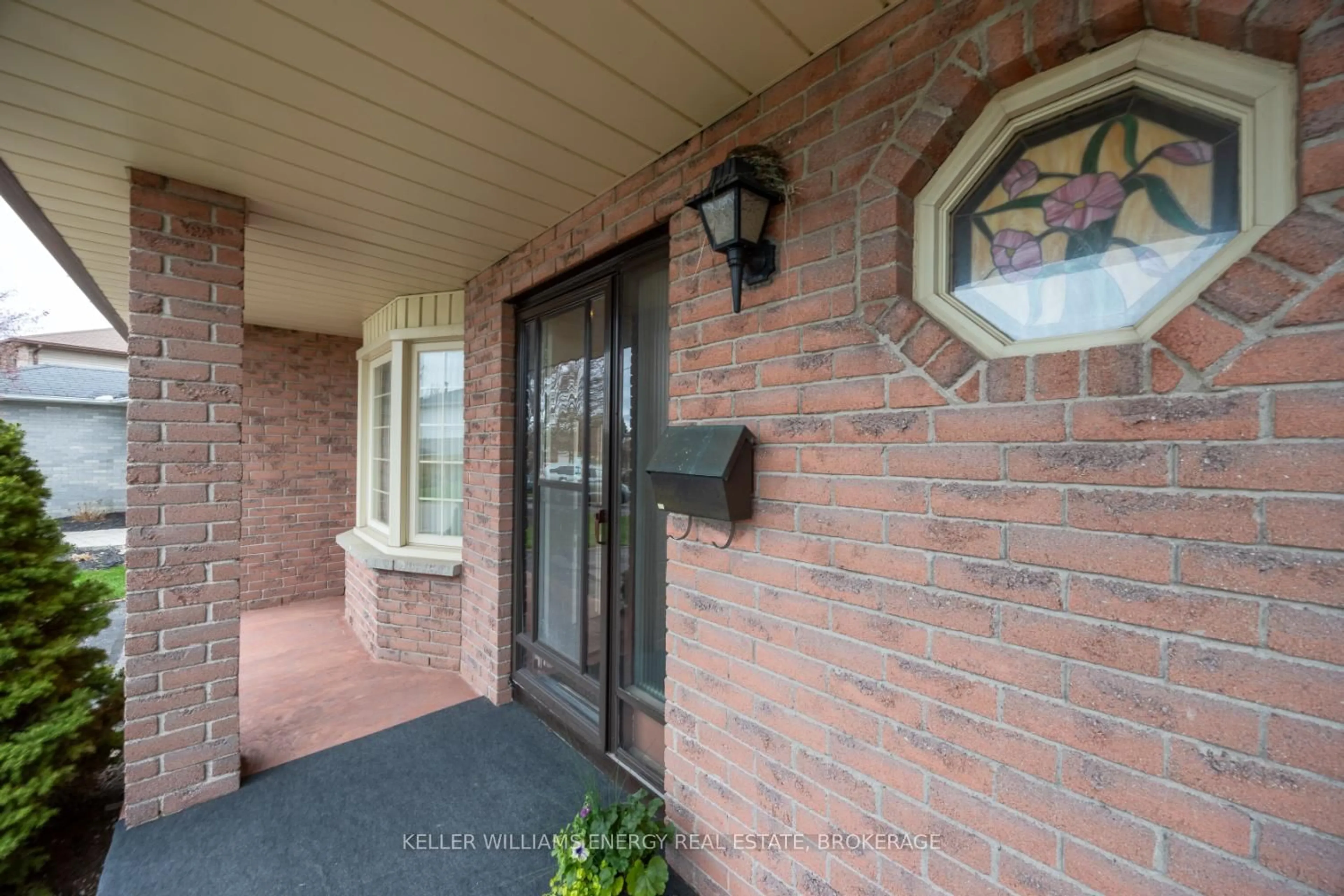 Indoor entryway for 1037 Roundelay Crt, Oshawa Ontario L1J 7R8