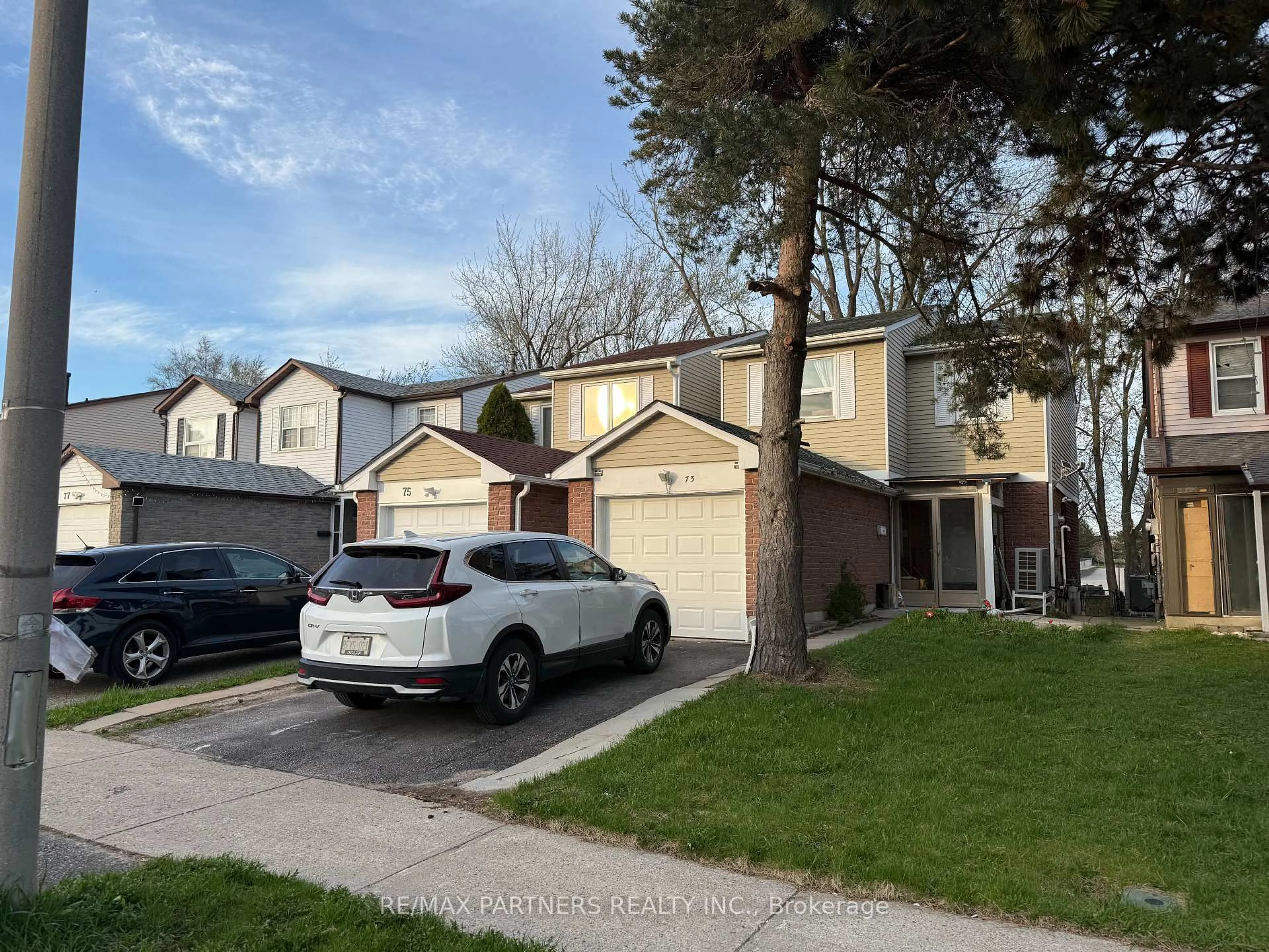 A pic from outside/outdoor area/front of a property/back of a property/a pic from drone, street for 73 Treetops Crt, Toronto Ontario M1V 2B9