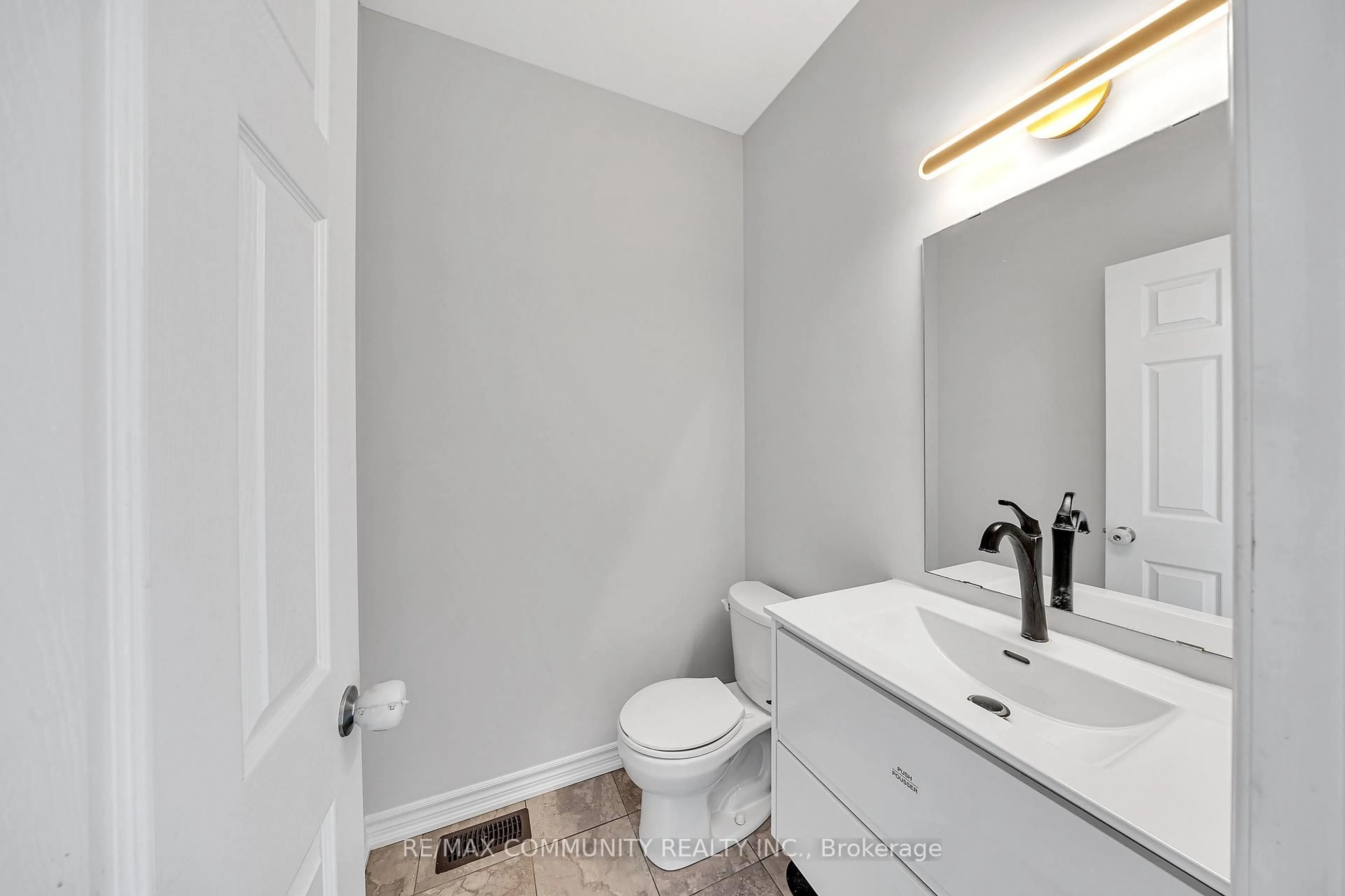 Standard bathroom, unknown for 70 Moses Cres, Clarington Ontario L1C 0T8