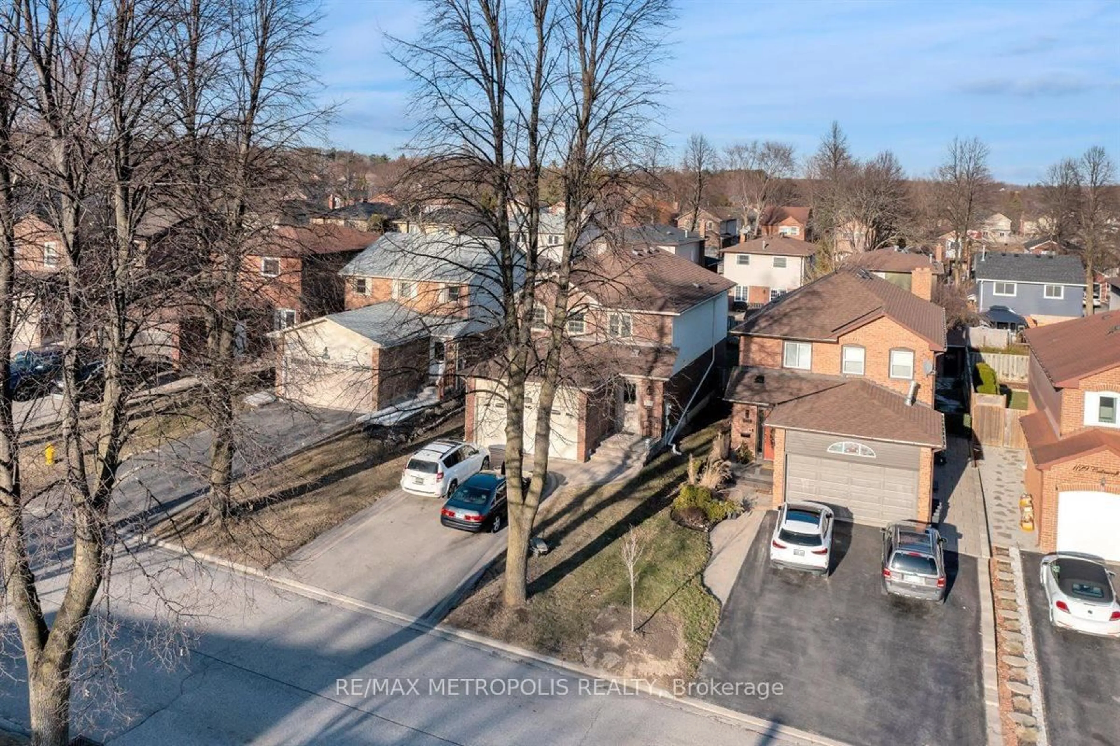 A pic from outside/outdoor area/front of a property/back of a property/a pic from drone, street for 1125 Cedarcroft Cres, Pickering Ontario L1X 1R6