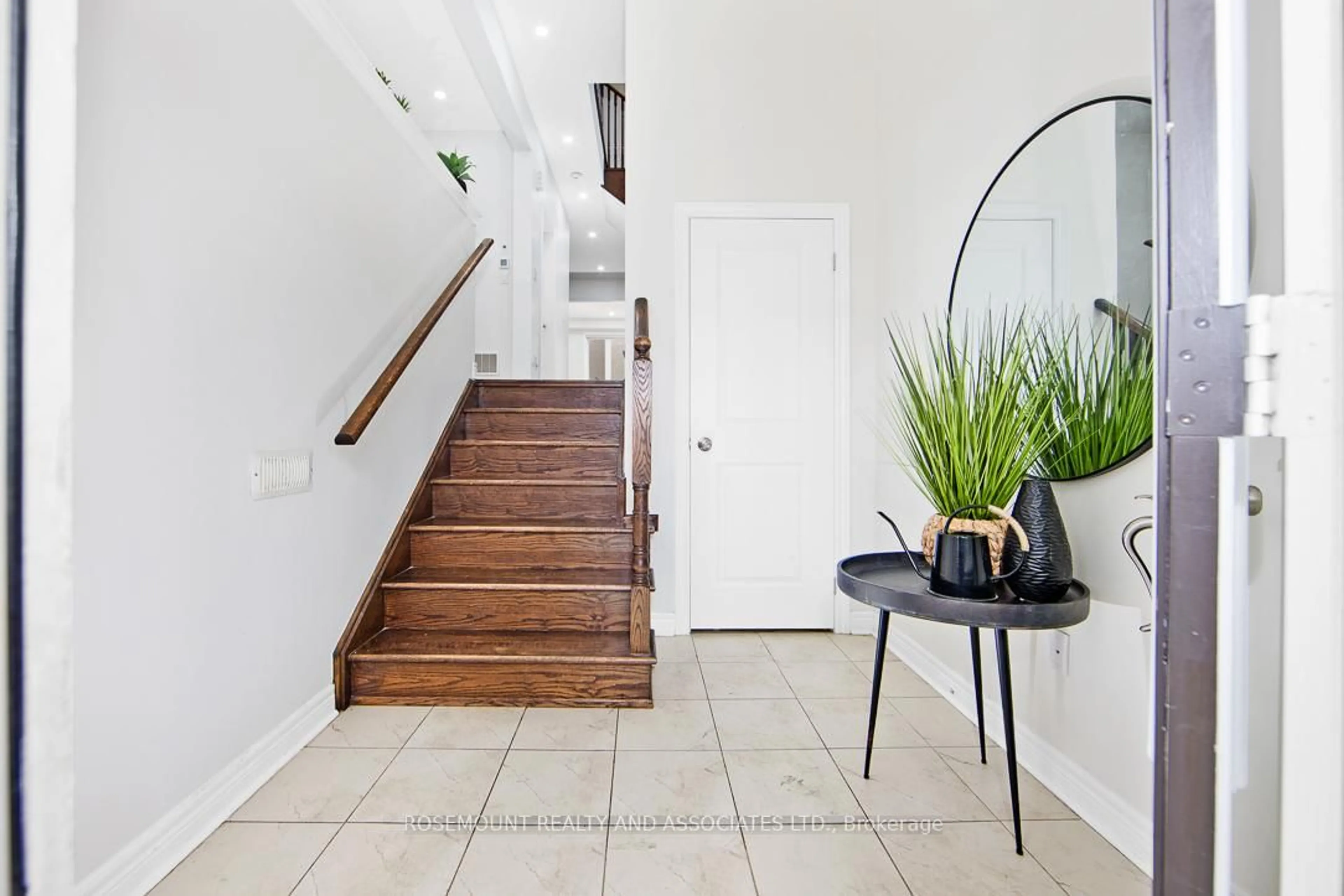 Indoor entryway for 2616 Cerise Manr, Pickering Ontario L1X 0G8