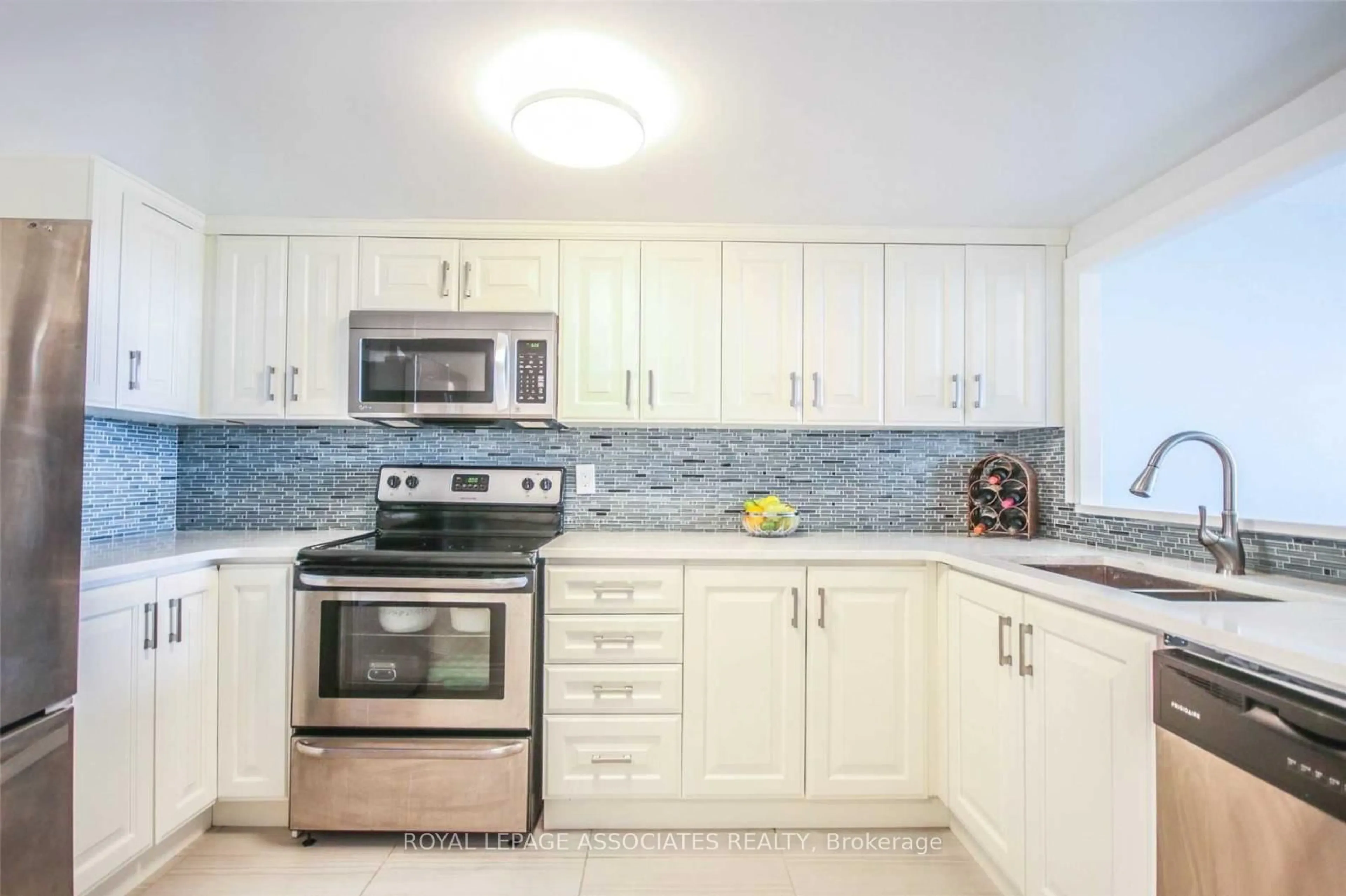 Standard kitchen, ceramic/tile floor for 2466 Eglinton Ave #LP11, Toronto Ontario M1K 5J8