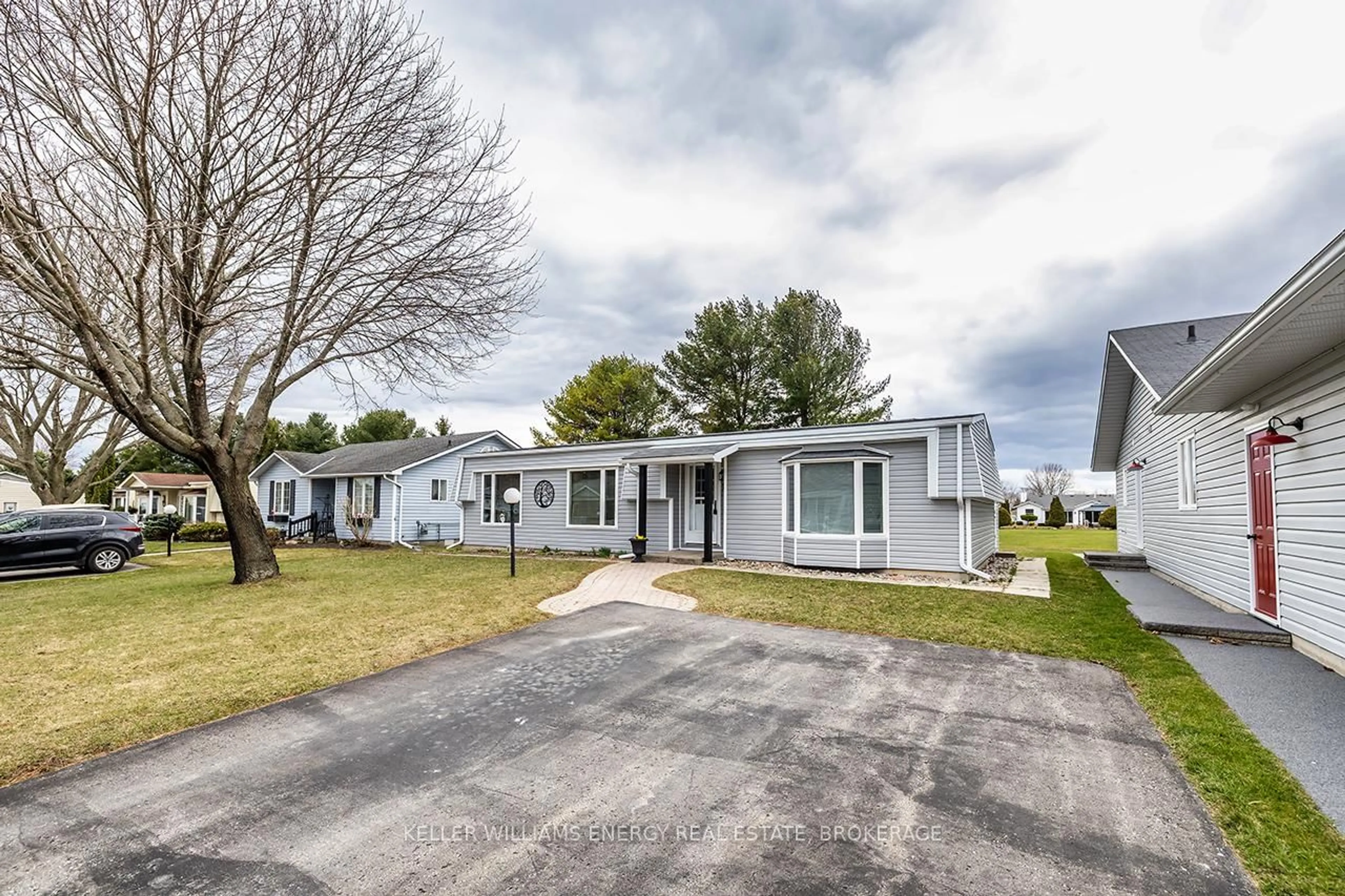 A pic from outside/outdoor area/front of a property/back of a property/a pic from drone, street for 14 Fairway Dr, Clarington Ontario L1B 1B3