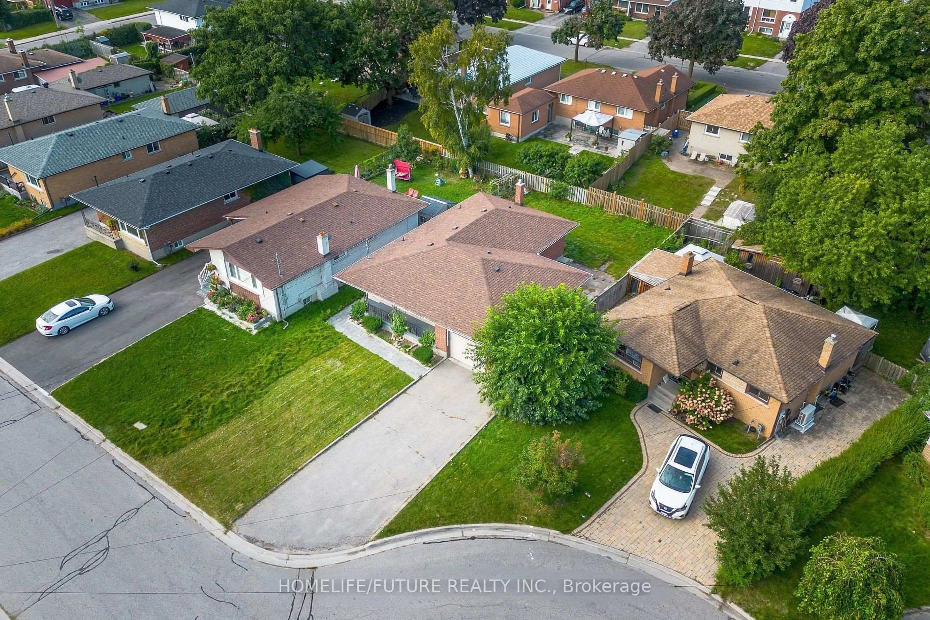 A pic from outside/outdoor area/front of a property/back of a property/a pic from drone, street for 66 Valdez Crt, Oshawa Ontario L1J 5W9