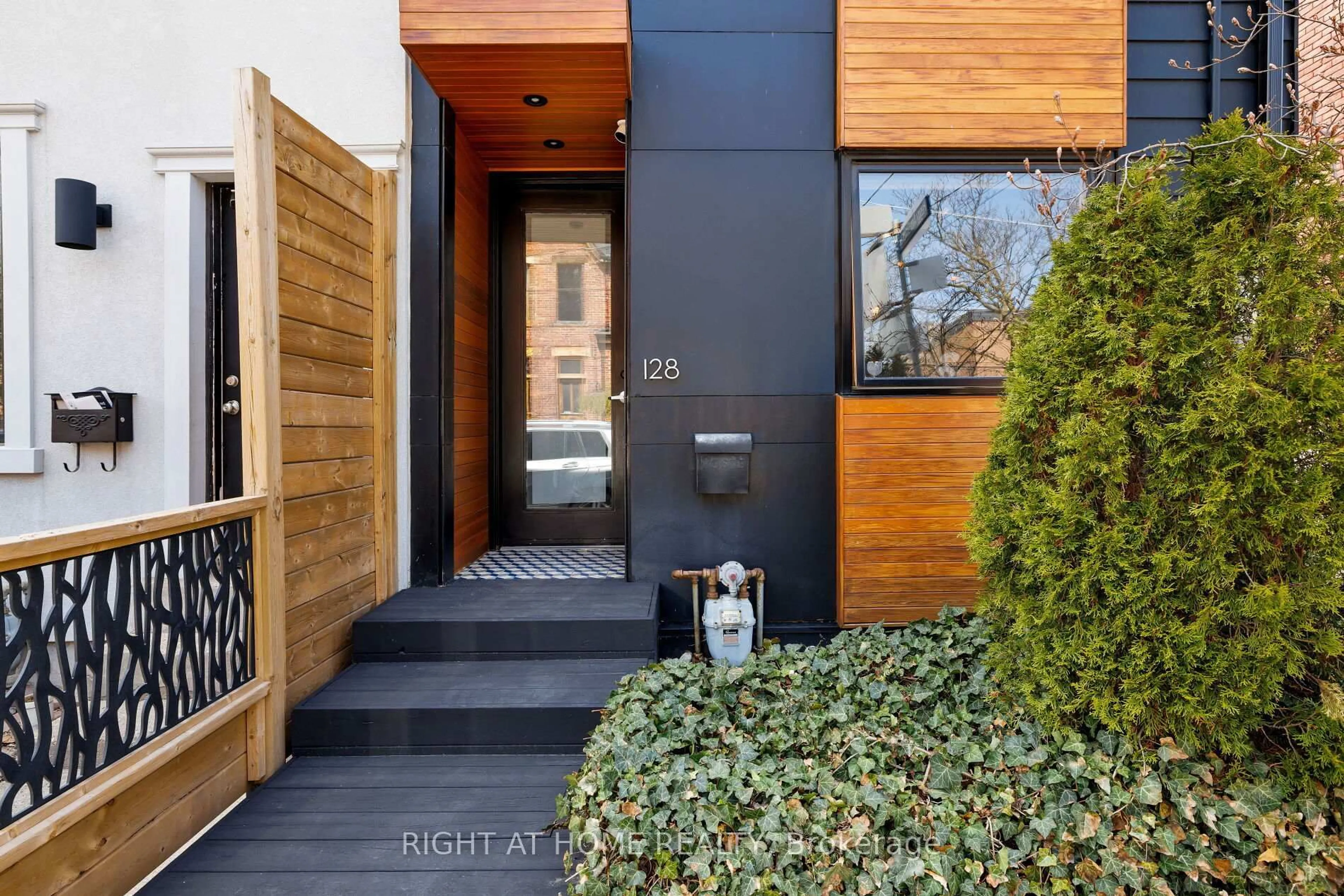 Indoor entryway for 128 Hamilton St, Toronto Ontario M5A 2T5