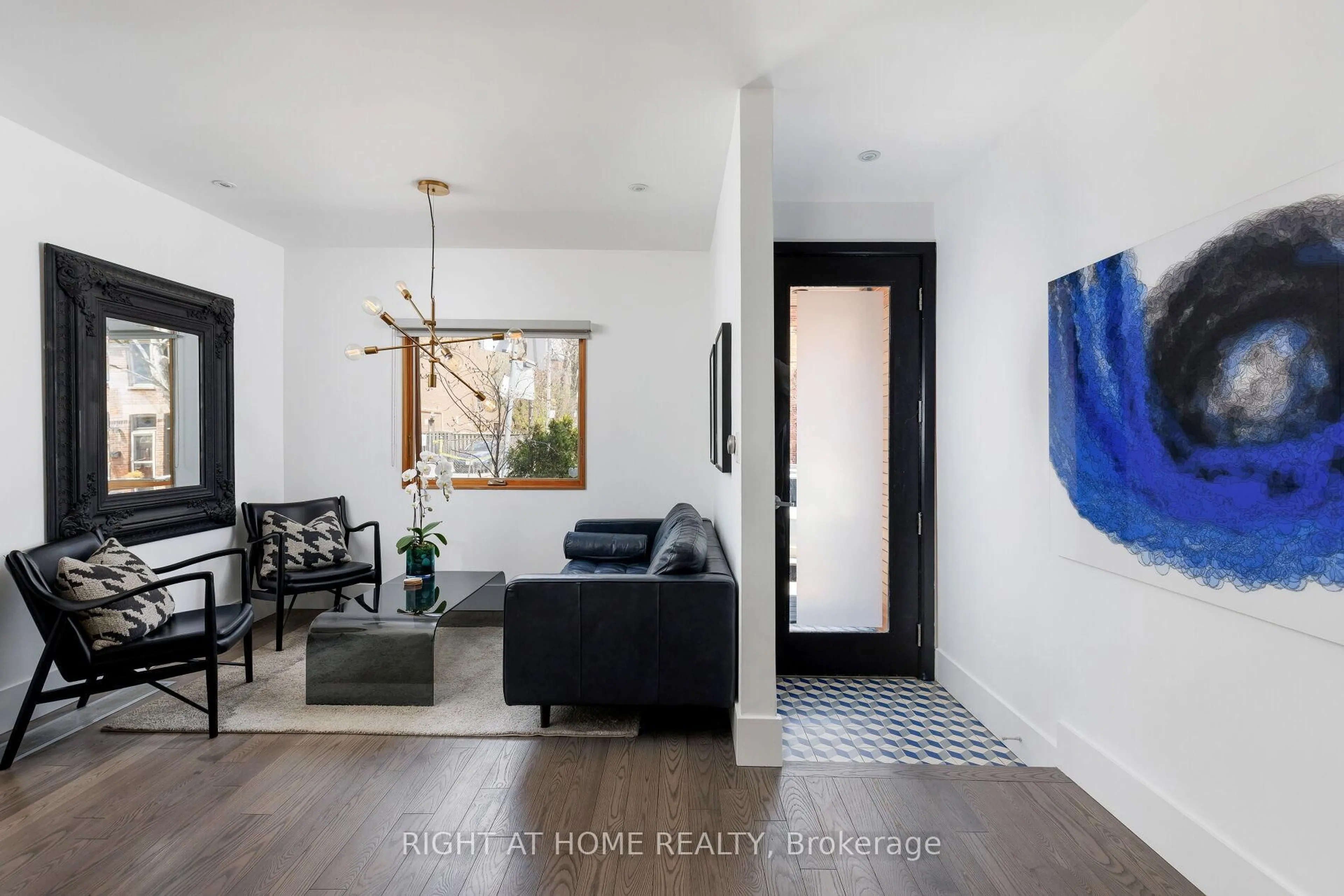 Indoor entryway for 128 Hamilton St, Toronto Ontario M5A 2T5