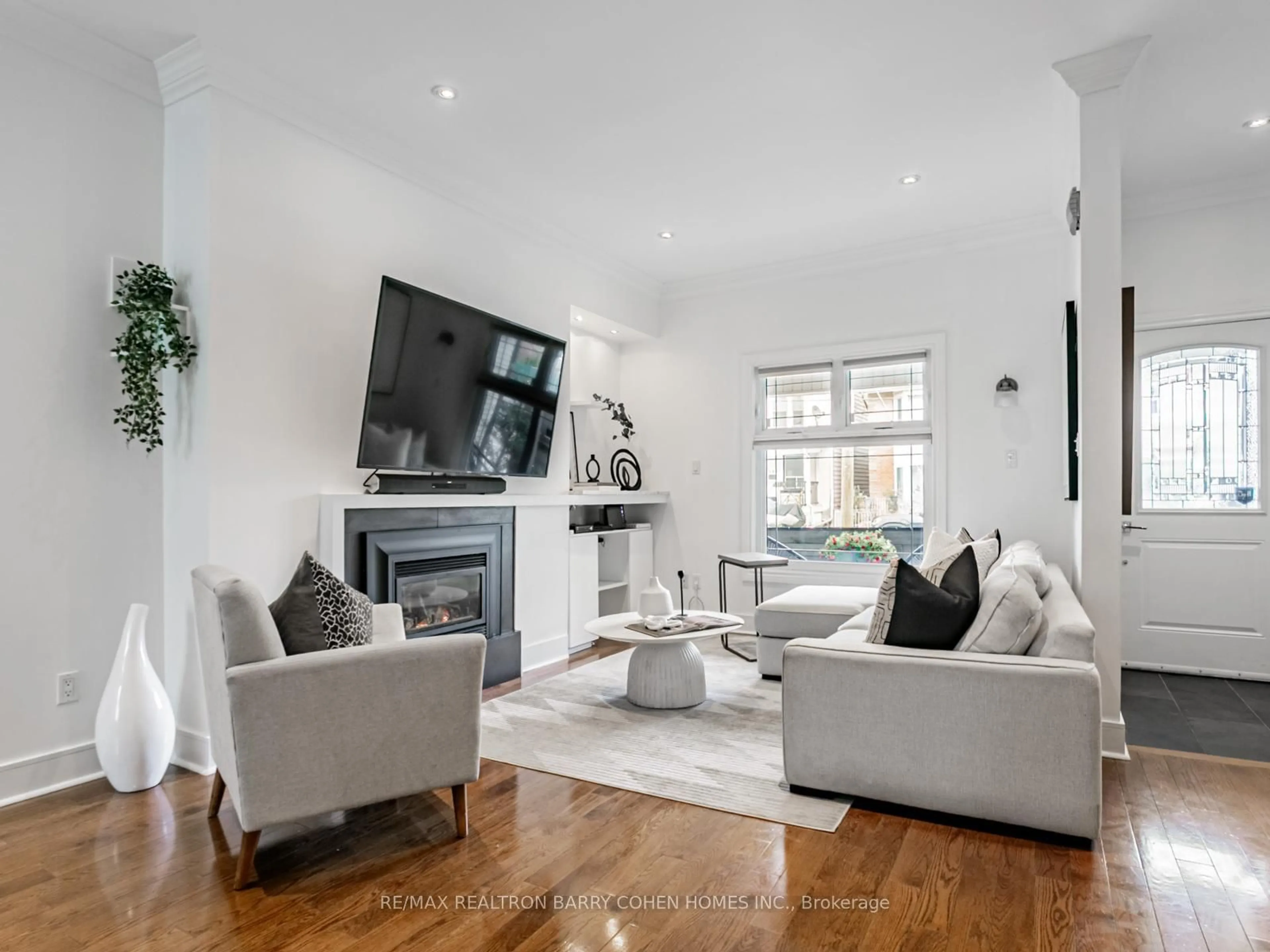 Living room with furniture, unknown for 506 Pape Ave, Toronto Ontario M4K 3R2