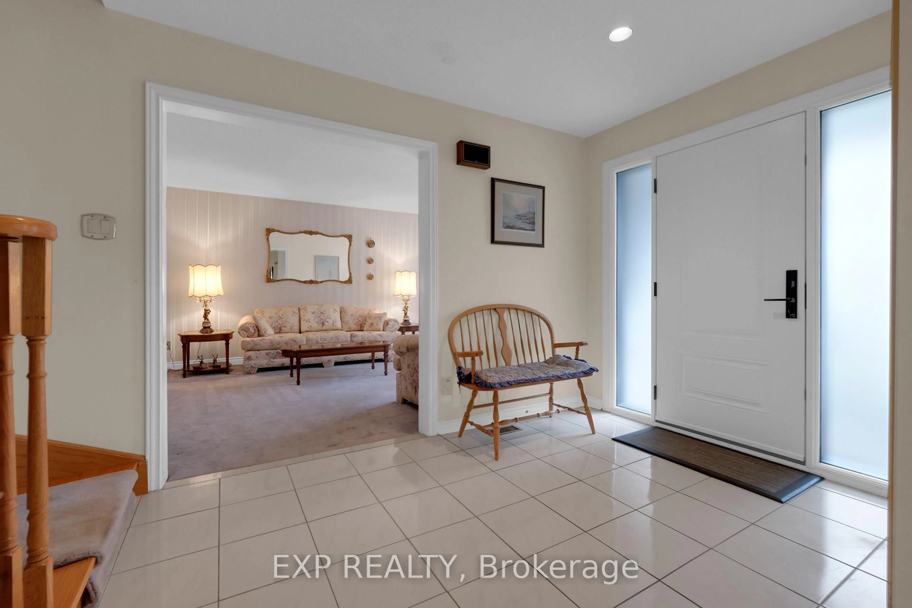 Indoor entryway for 15 Invermarge Dr, Toronto Ontario M1C 3M3