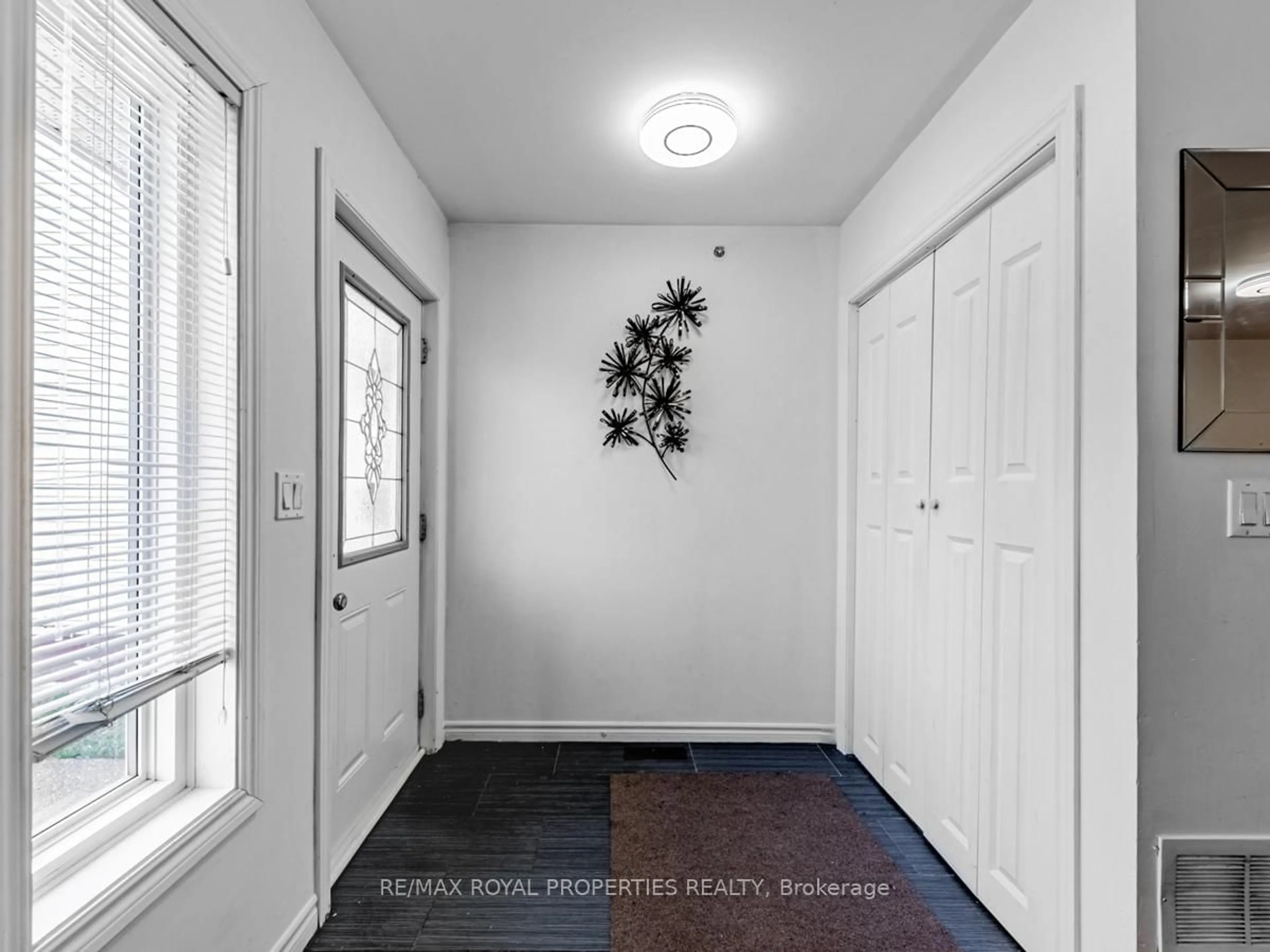 Indoor entryway for 32 St Dunstan Dr, Toronto Ontario M1L 2V3