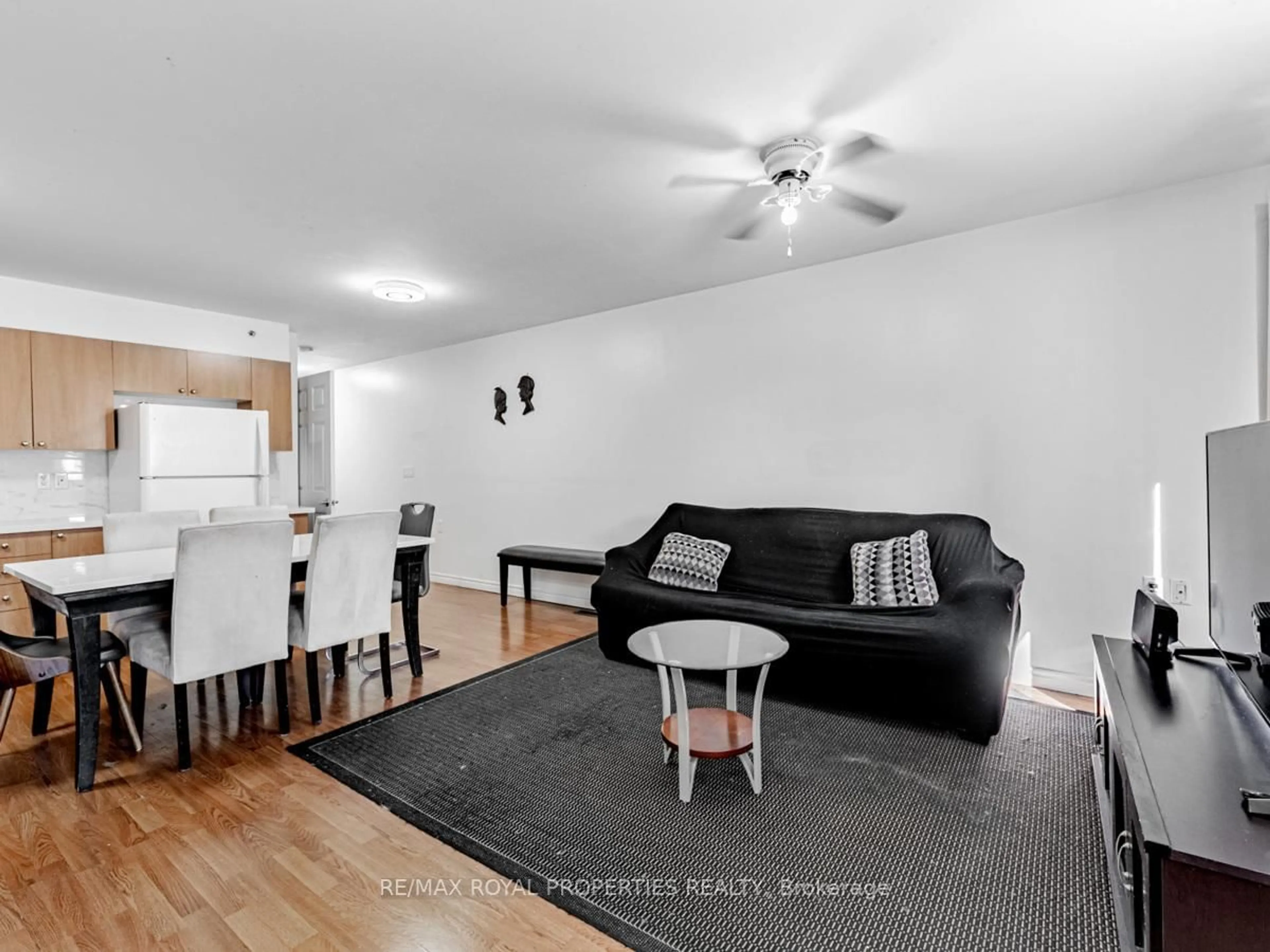 Living room with furniture, wood/laminate floor for 32 St Dunstan Dr, Toronto Ontario M1L 2V3