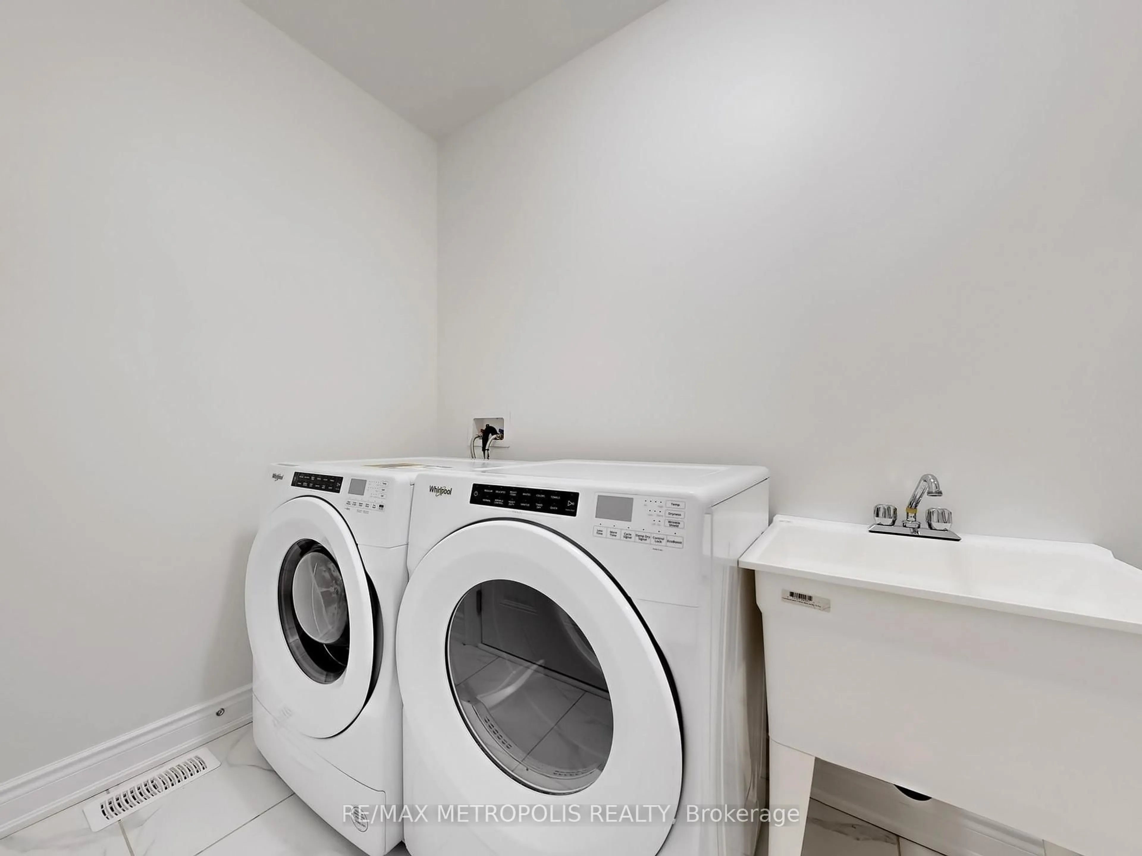 Laundry room for 6 Lake Trail Way, Whitby Ontario L1M 0M3