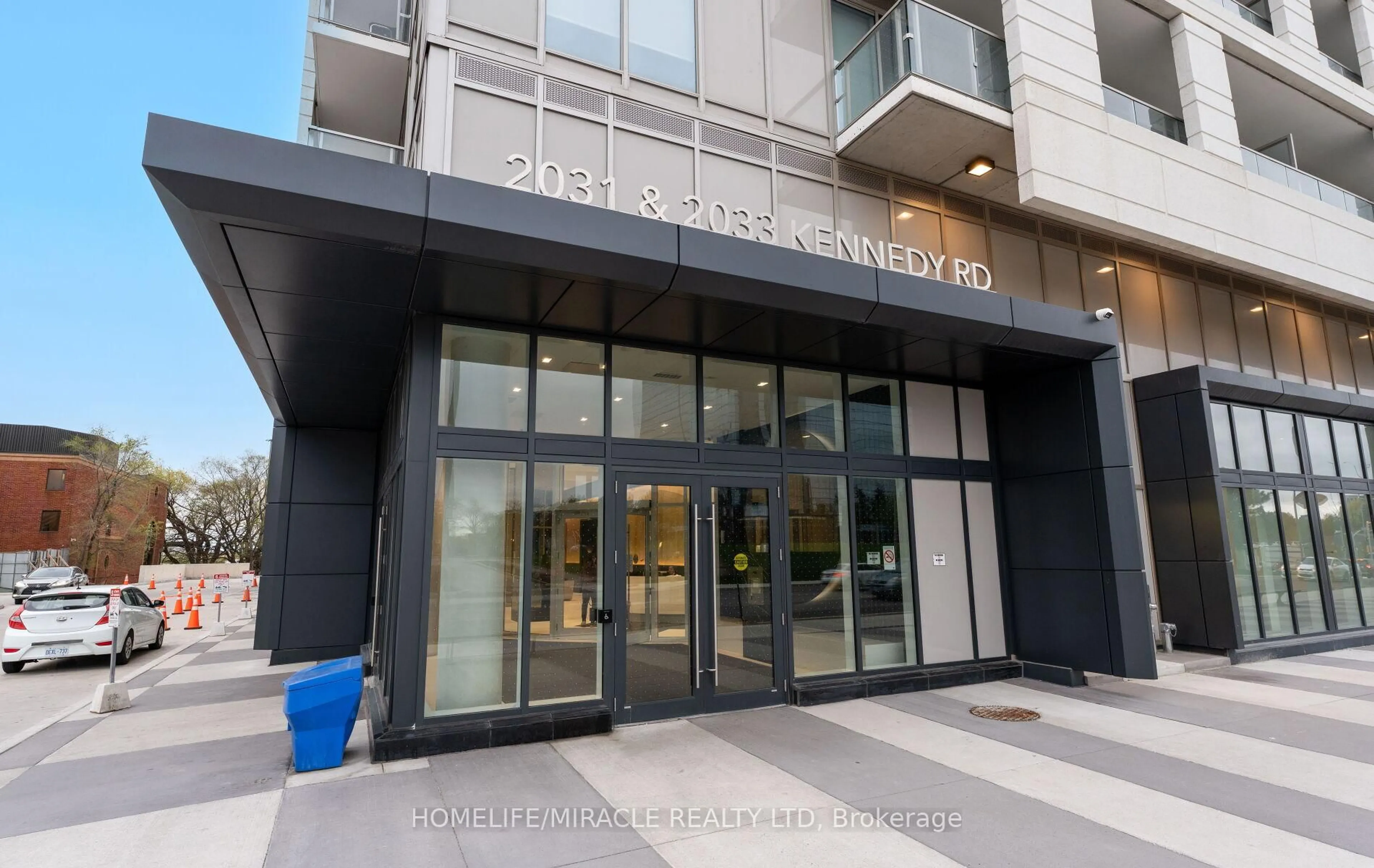 Indoor foyer for 2033 Kennedy Rd #720, Toronto Ontario M1T 0B9