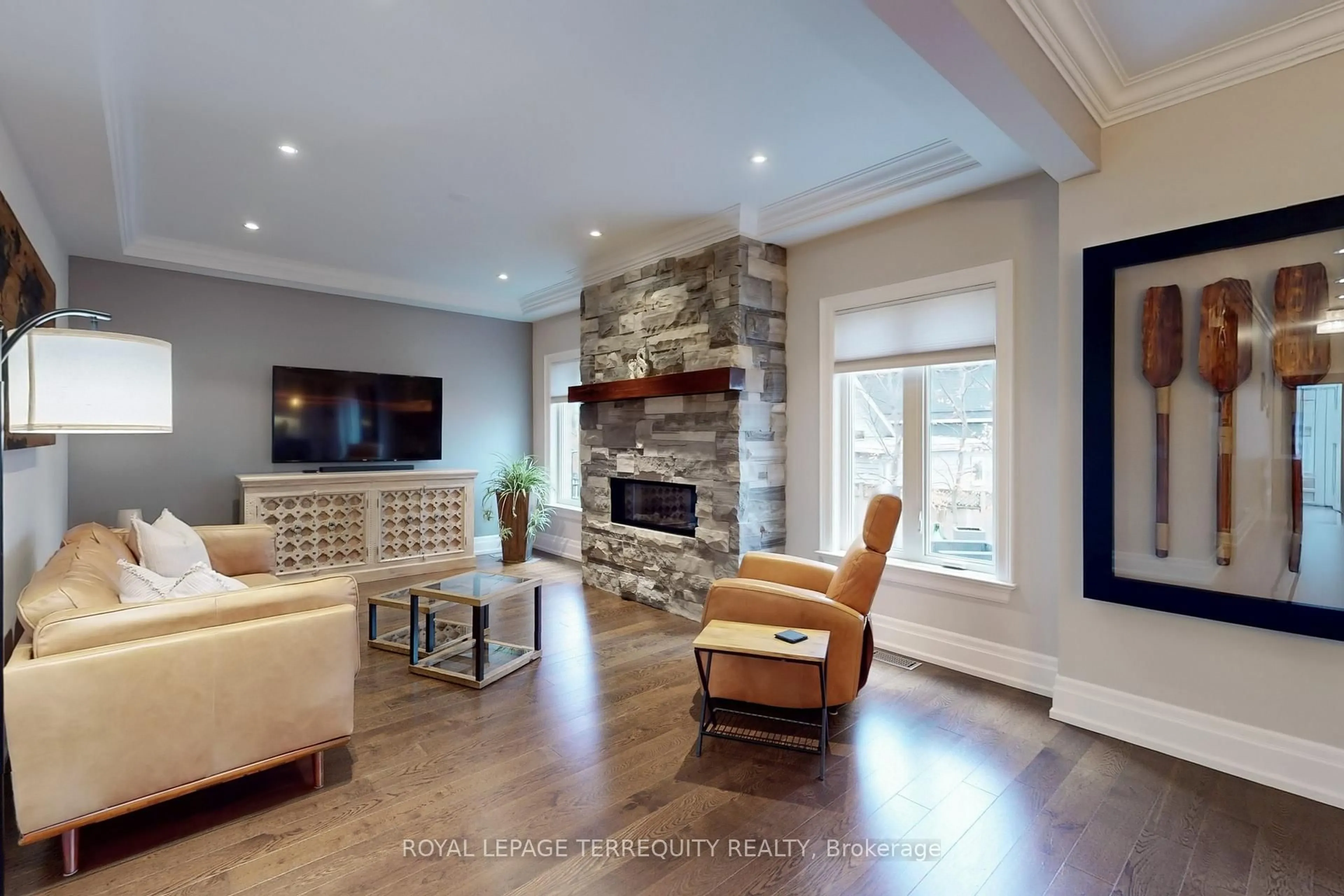 Living room with furniture, unknown for 716 Front Rd, Pickering Ontario L1W 1P3