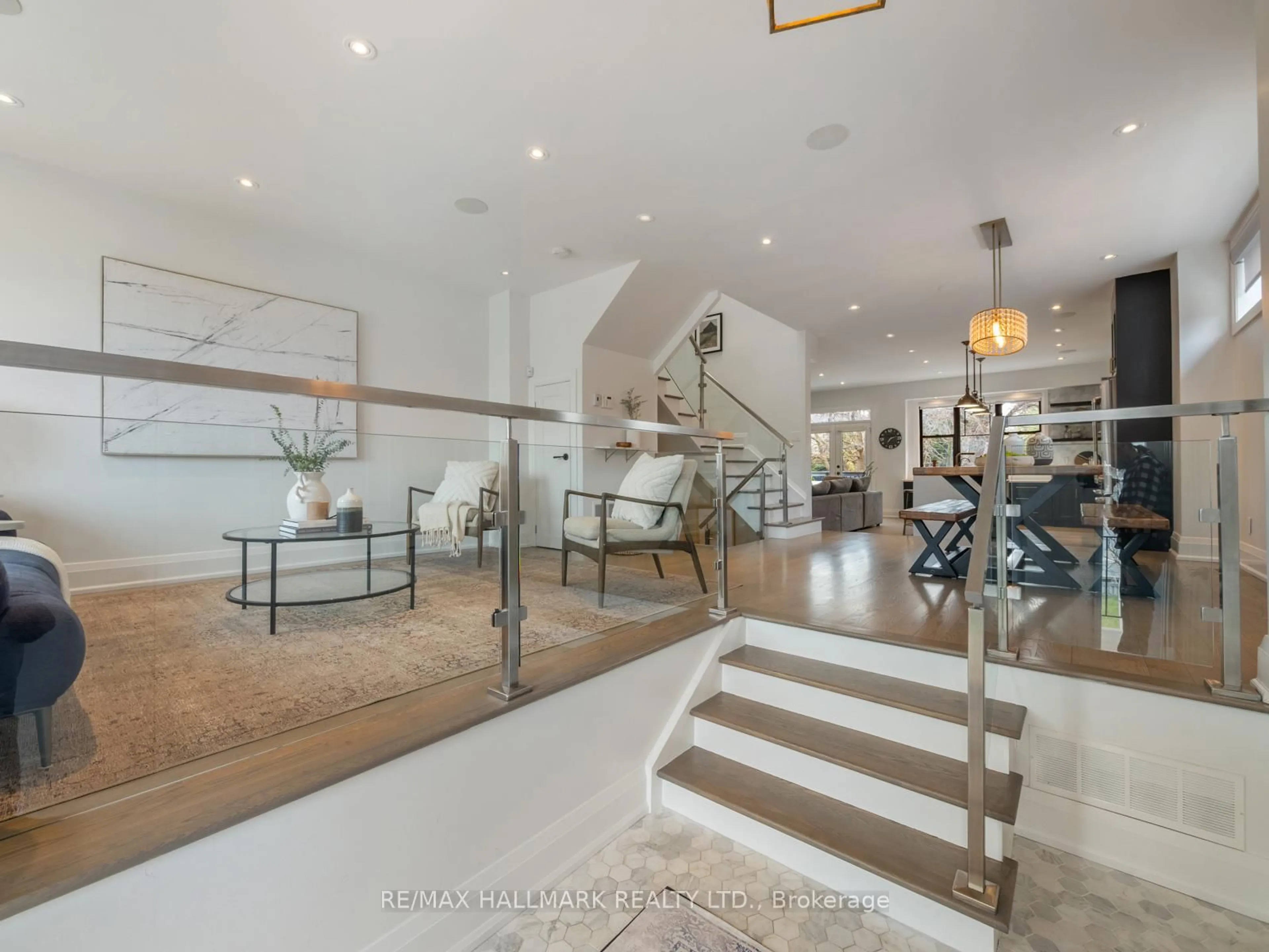 Indoor foyer for 25 Parkland Rd, Toronto Ontario M1N 1Y7