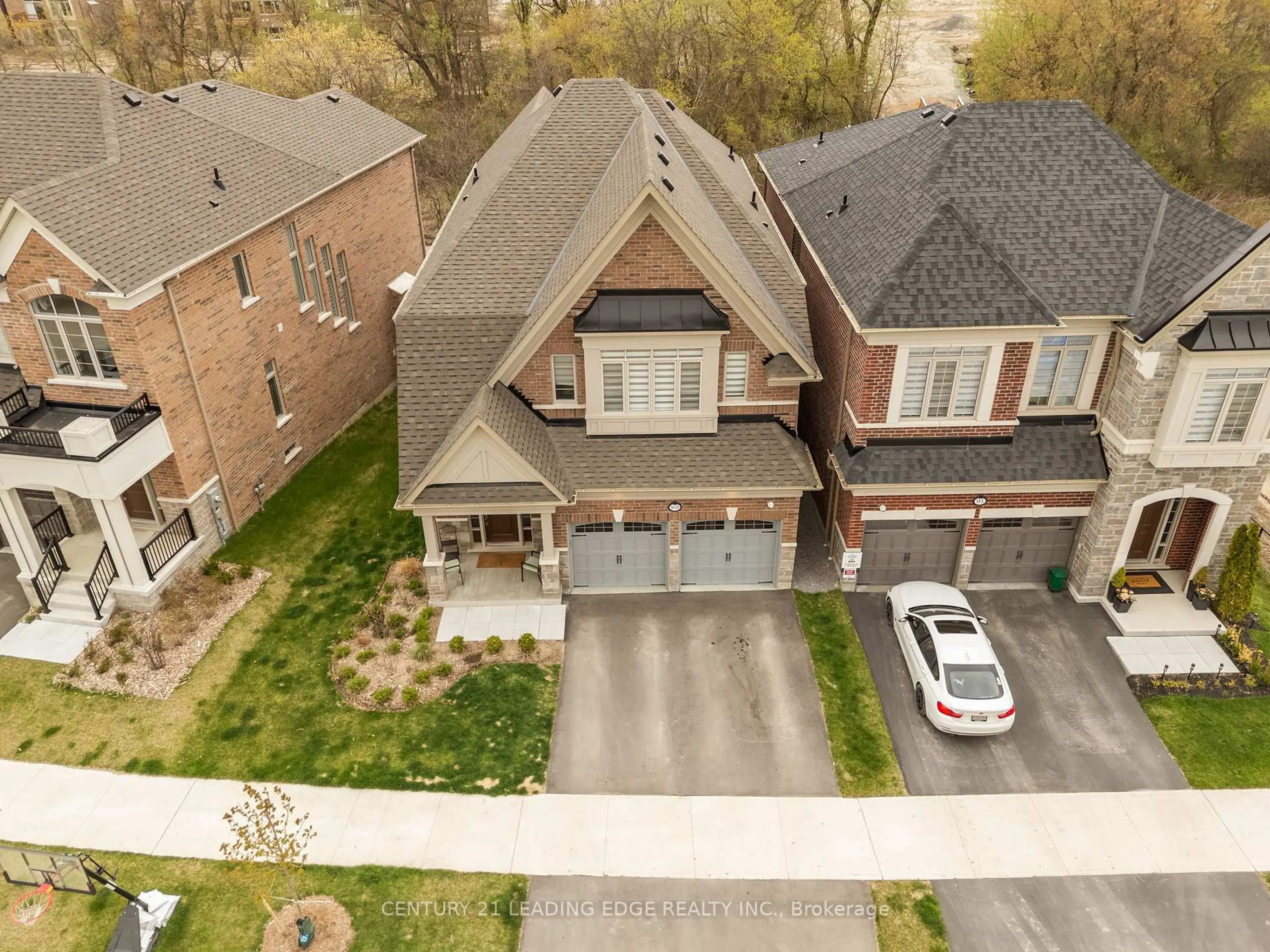 A pic from outside/outdoor area/front of a property/back of a property/a pic from drone, street for 89 Deer Ridge Cres, Whitby Ontario L1P 0T2