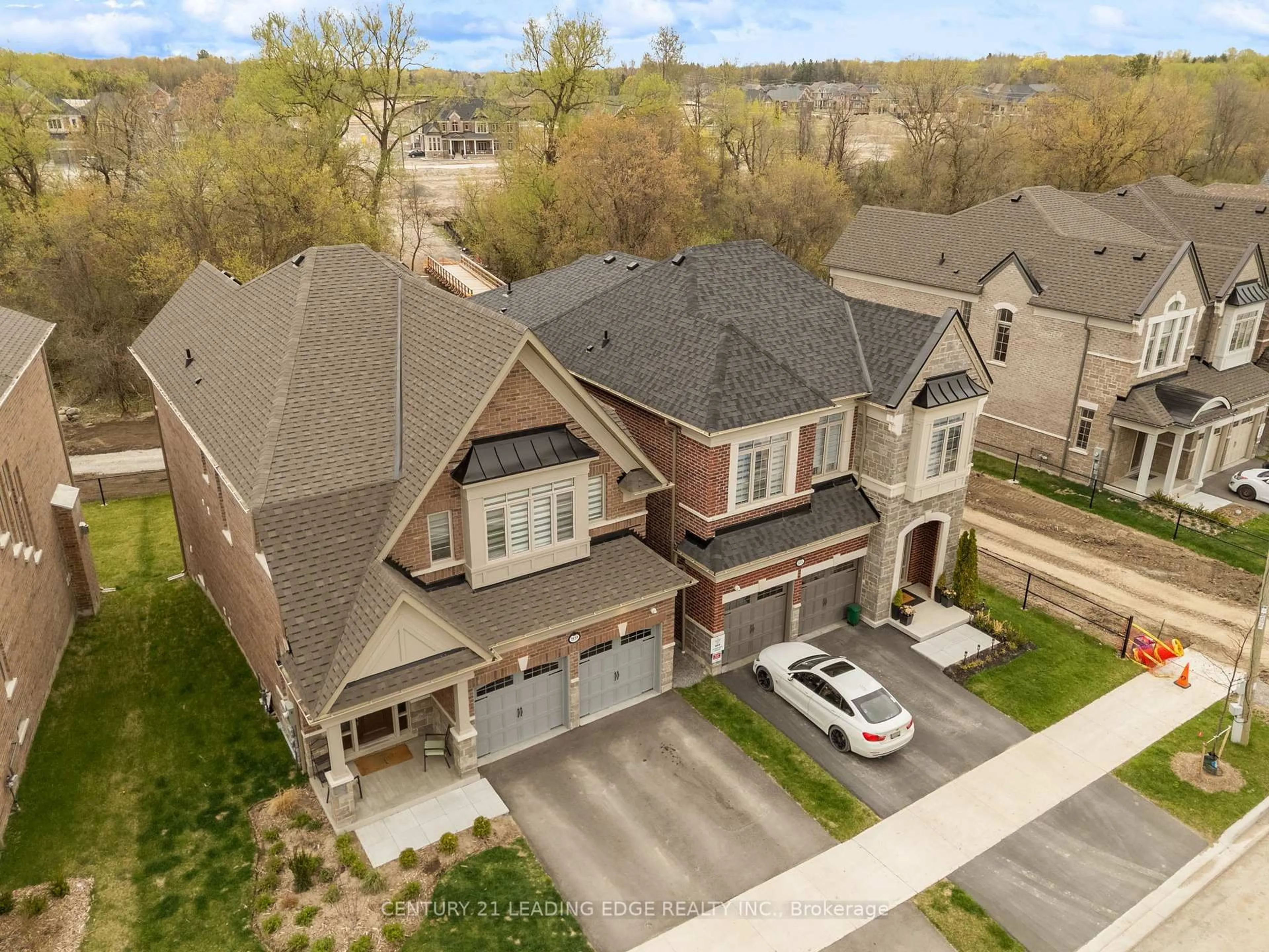 A pic from outside/outdoor area/front of a property/back of a property/a pic from drone, street for 89 Deer Ridge Cres, Whitby Ontario L1P 0T2