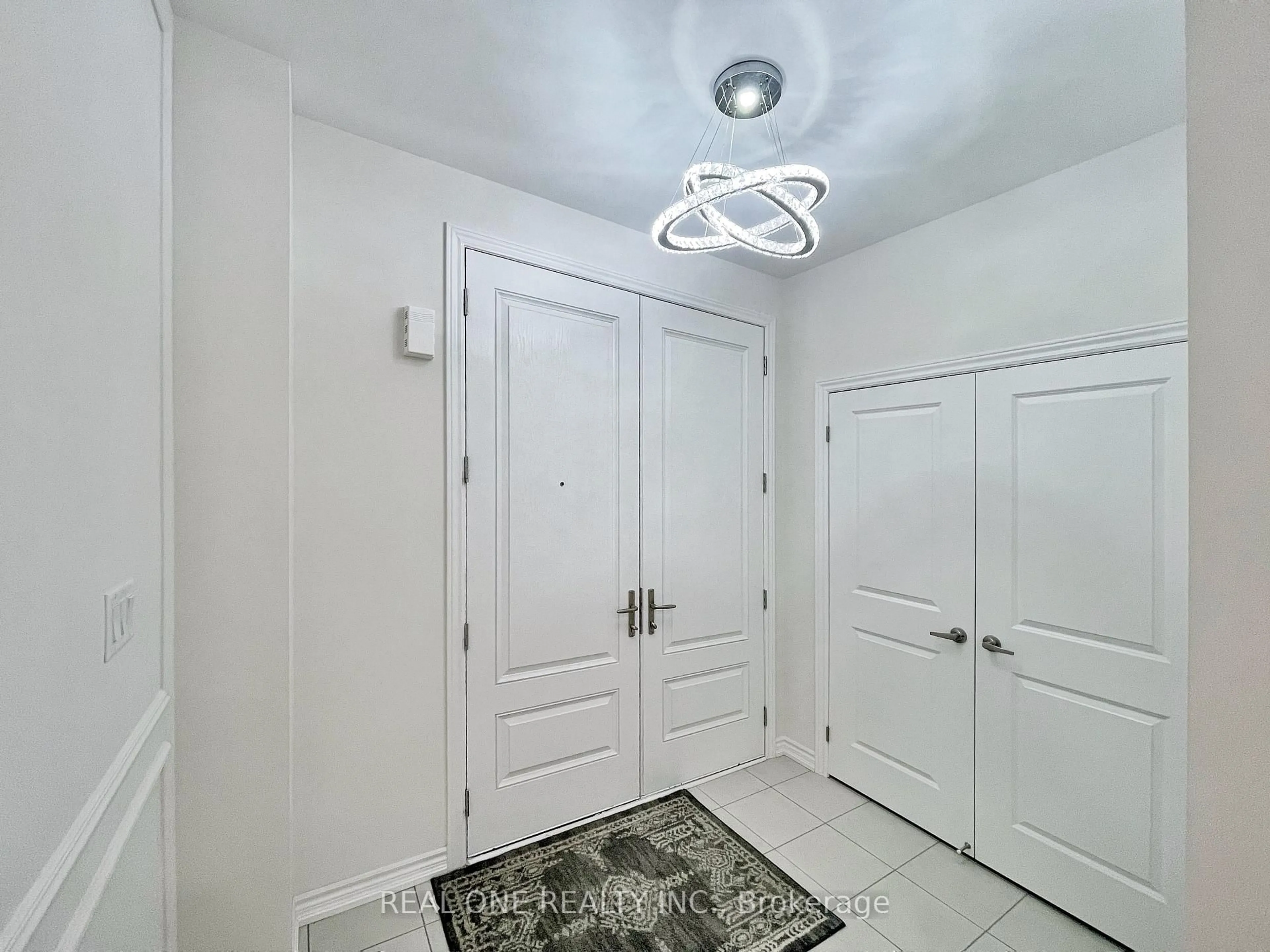 Indoor entryway for 1013 Pisces Tr, Pickering Ontario L0H 1J0