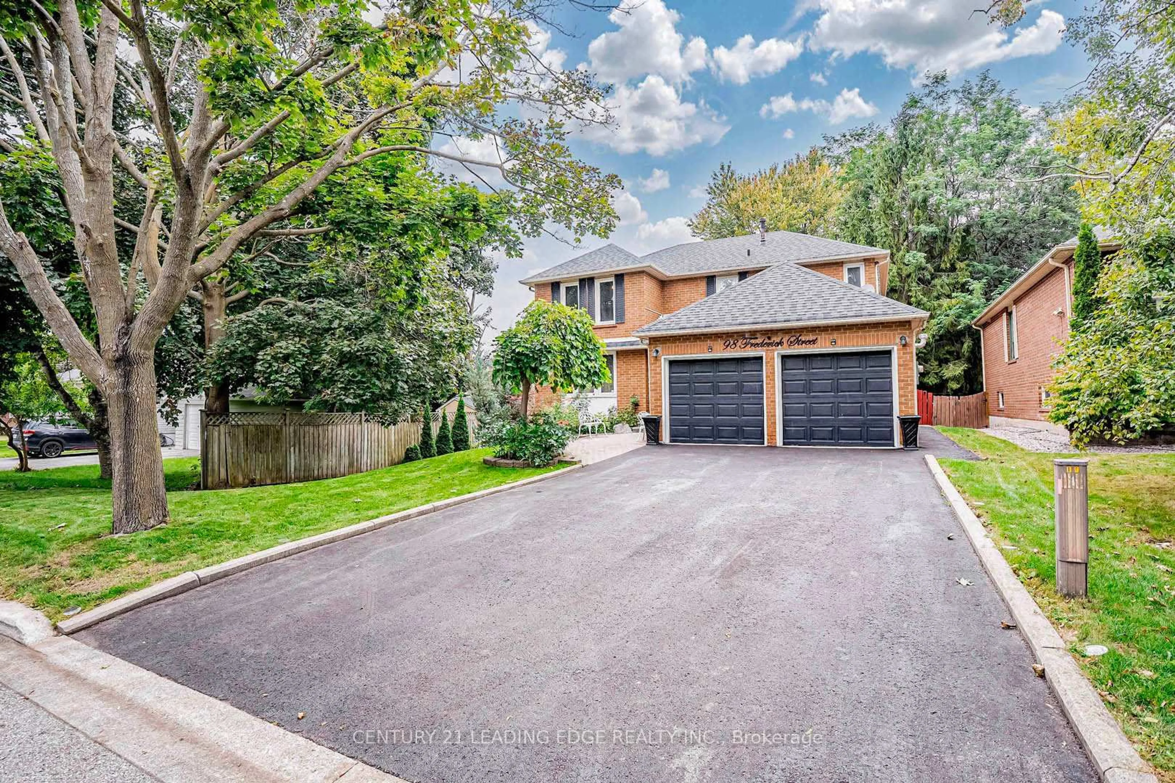 Home with brick exterior material, street for 98 Frederick St, Whitby Ontario L1N 3T4