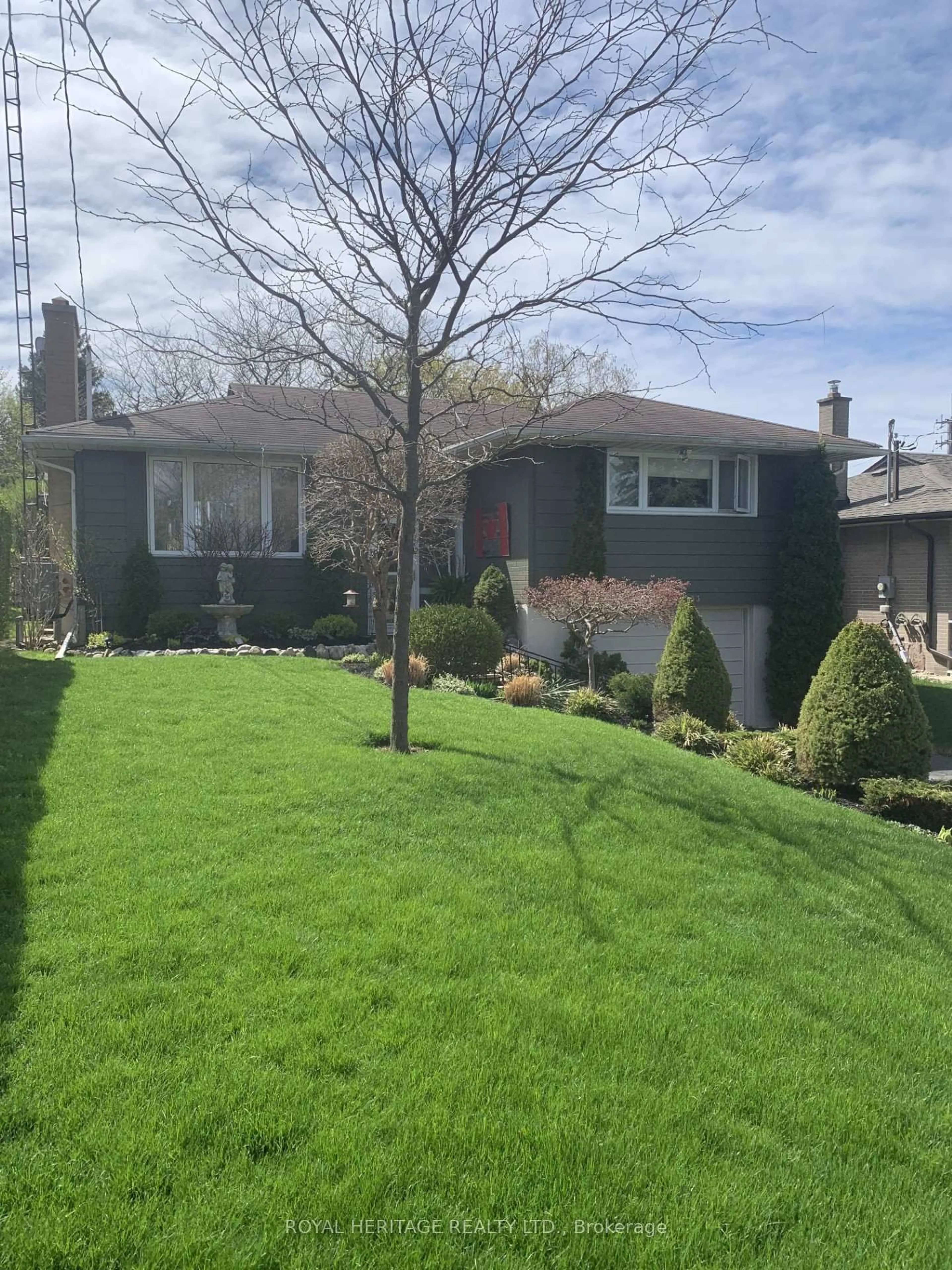 Home with vinyl exterior material, street for 1033 Newbury Ave, Oshawa Ontario L1G 1H1