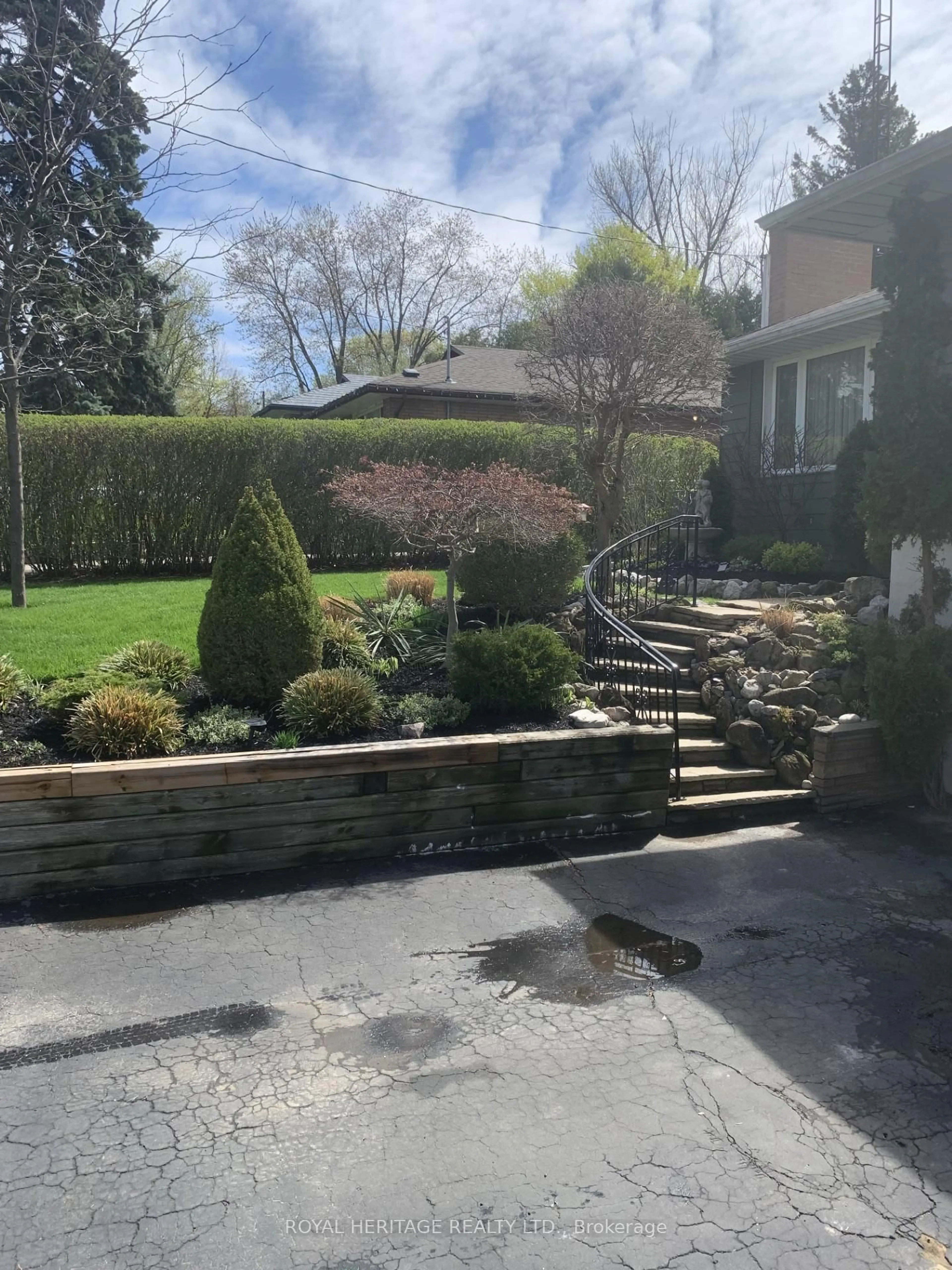 Unknown for 1033 Newbury Ave, Oshawa Ontario L1G 1H1