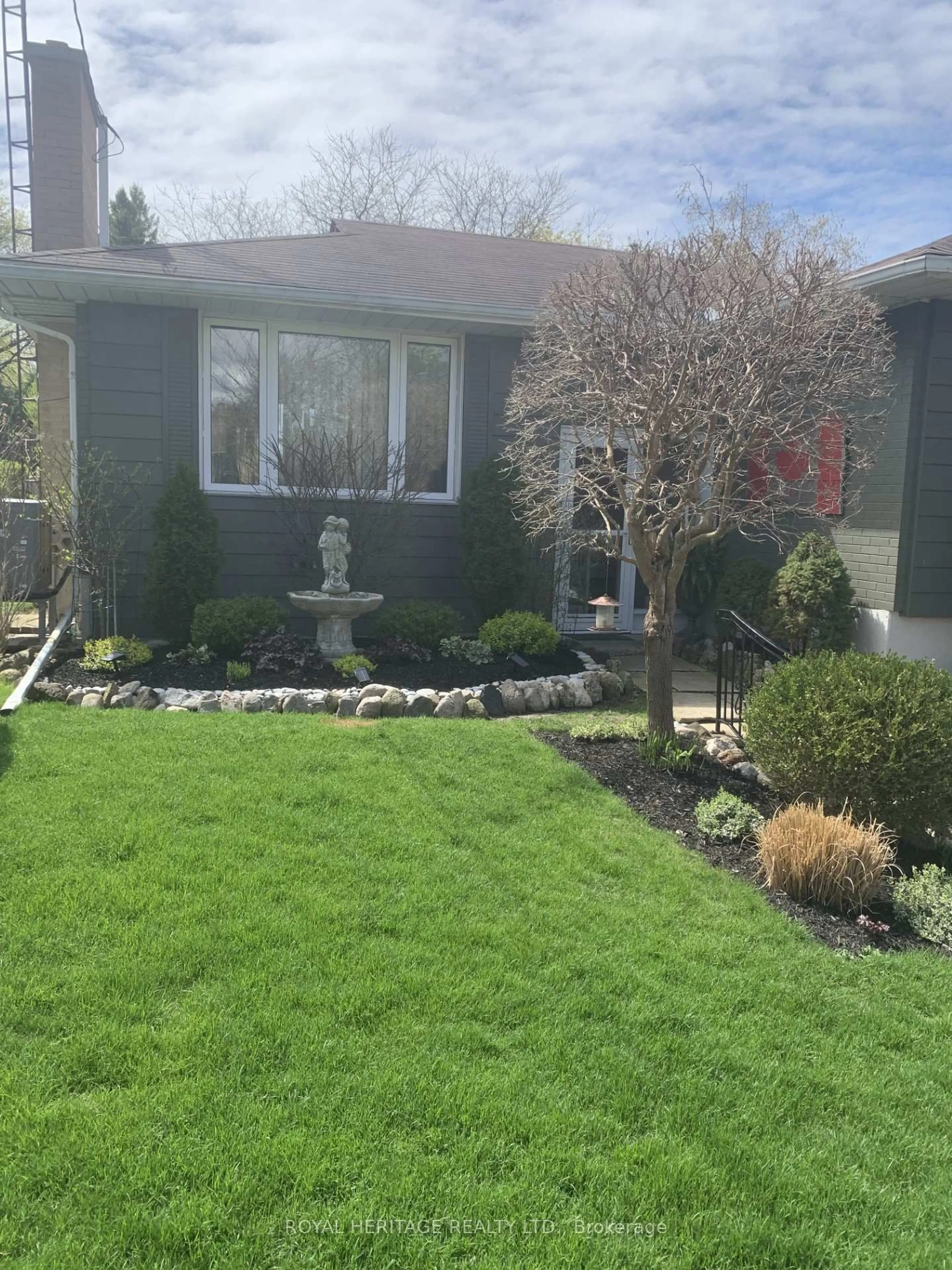 Home with vinyl exterior material, street for 1033 Newbury Ave, Oshawa Ontario L1G 1H1
