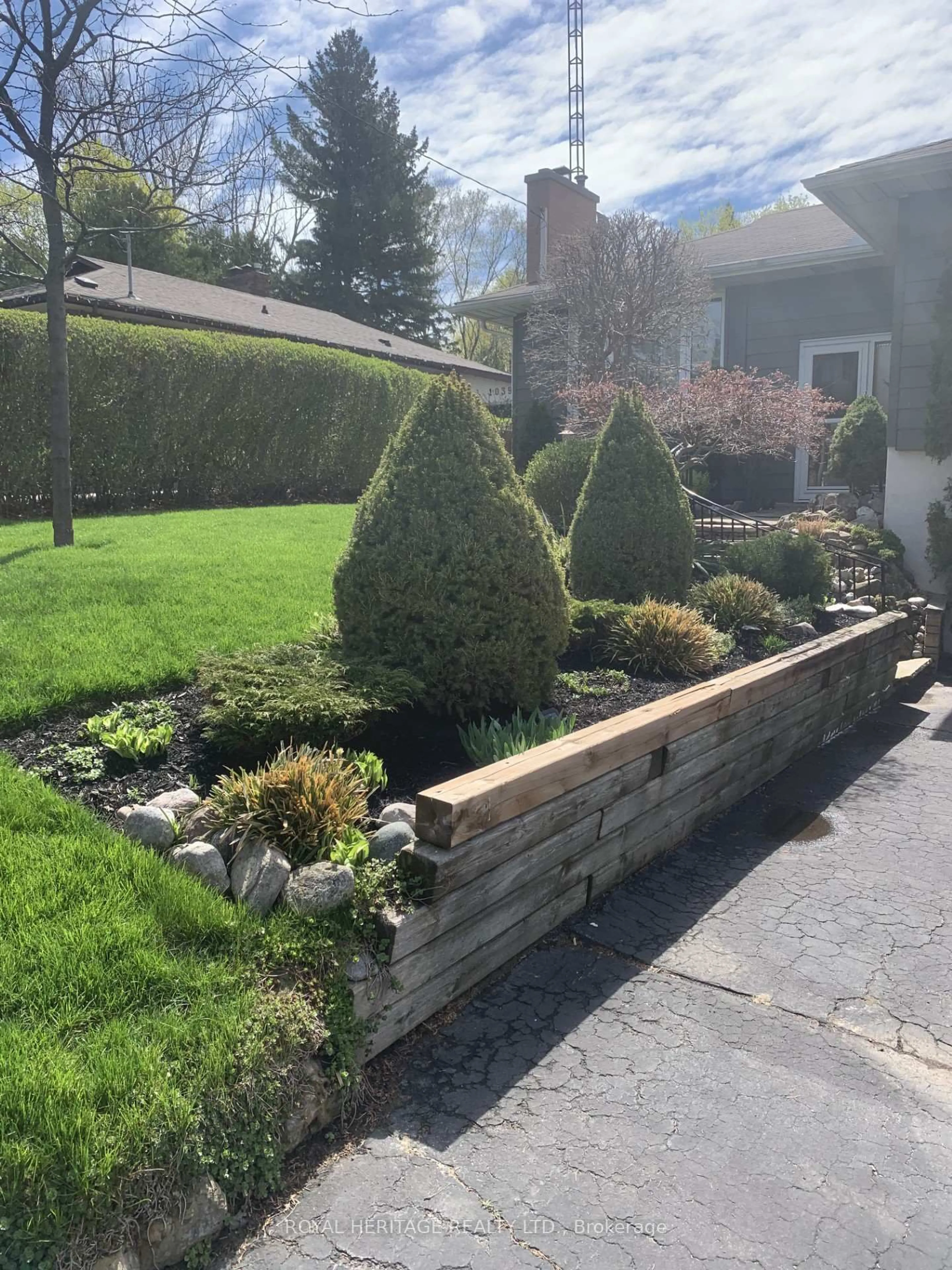 Patio, street for 1033 Newbury Ave, Oshawa Ontario L1G 1H1