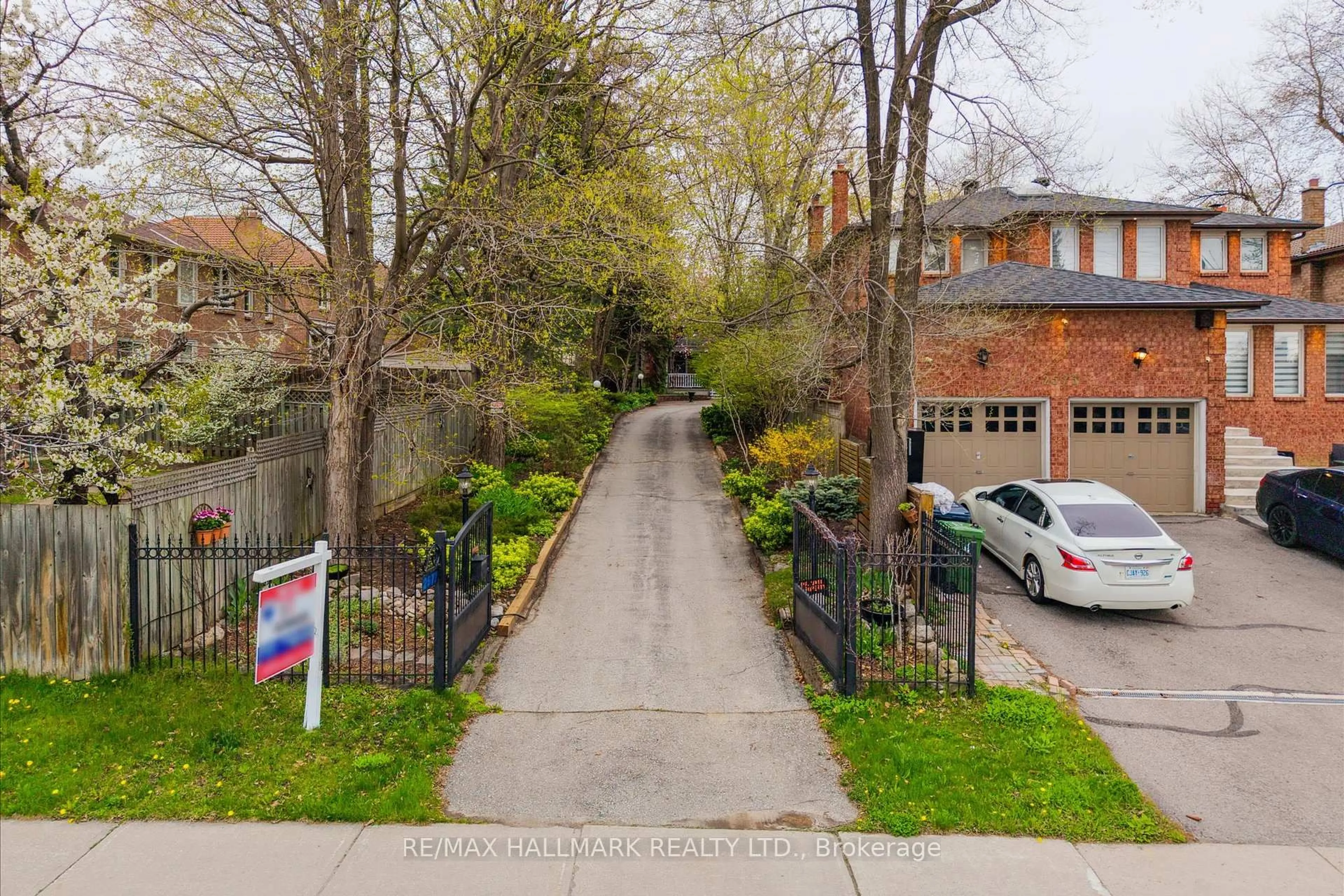 A pic from outside/outdoor area/front of a property/back of a property/a pic from drone, street for 2577 Kennedy Rd, Toronto Ontario M1T 3H4
